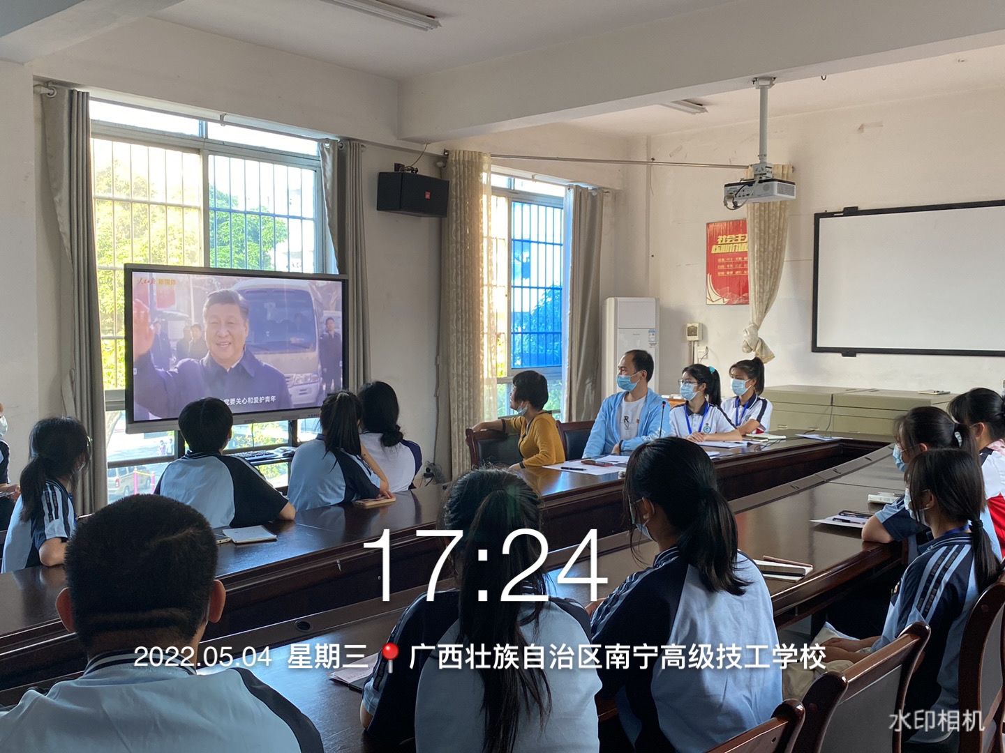 系党支部书记、主任蒙爱贞同志带领同学们学习习总书记的青年寄语.png