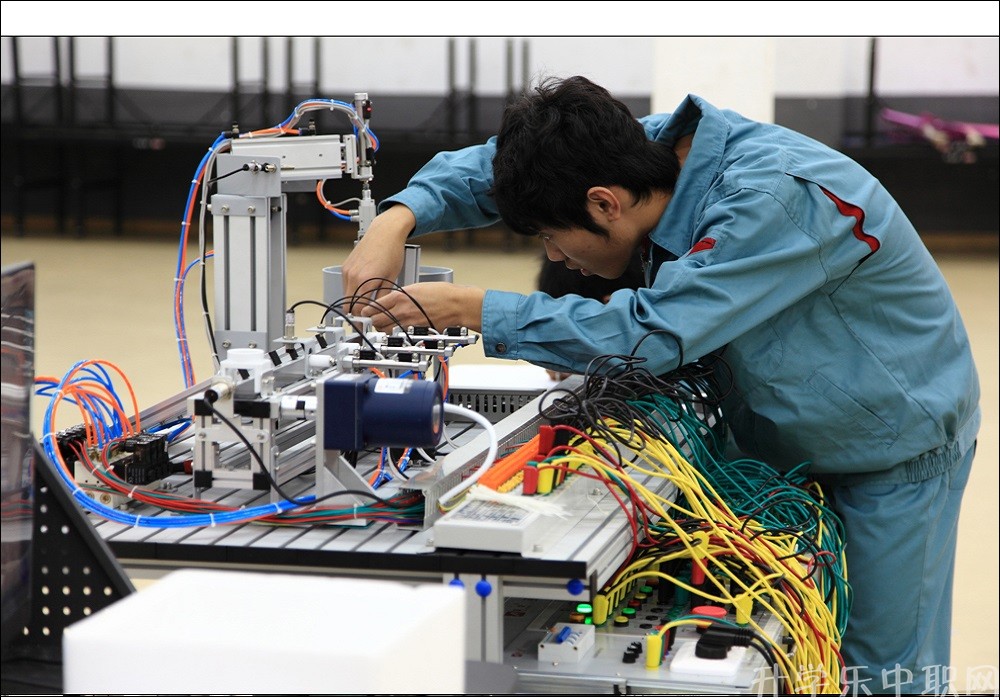 机电一体化项目竞赛选手.jpg 机电一体化项目竞赛选手.jpg