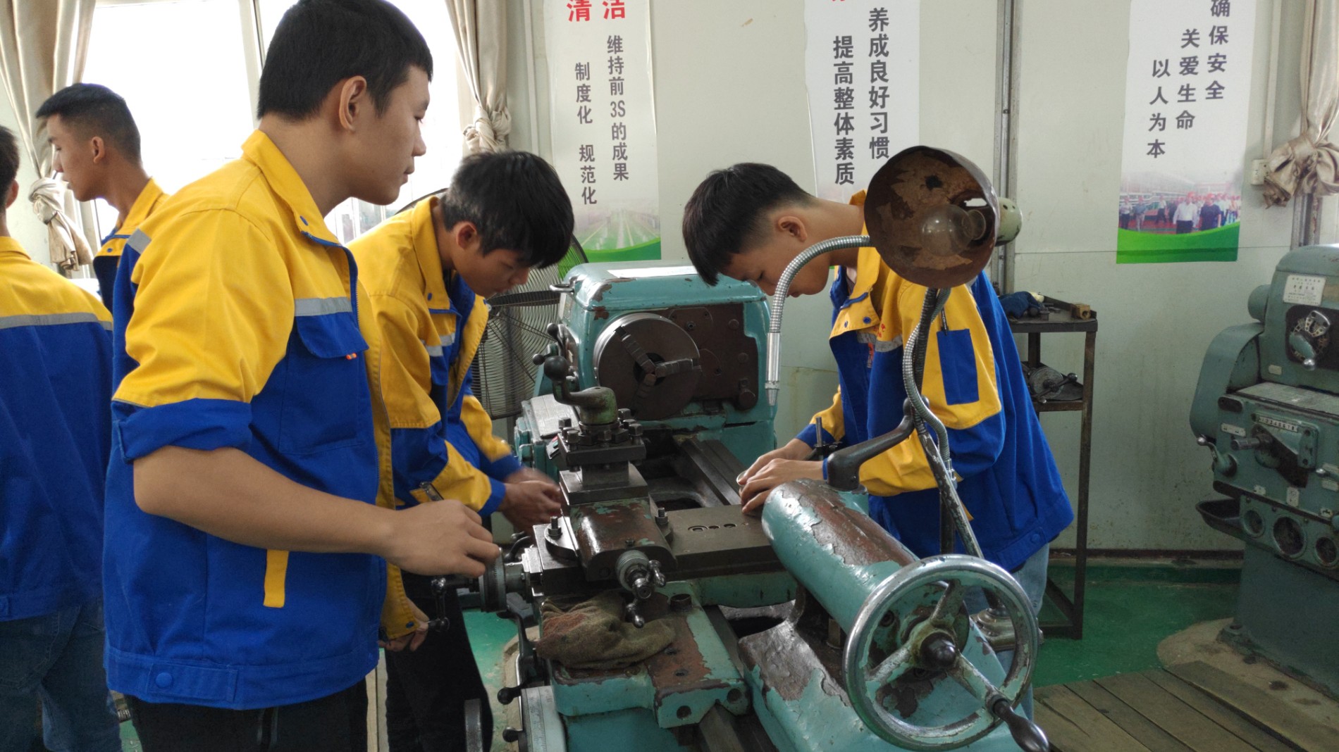 学生实训现场2.jpg 学生实训现场2.jpg