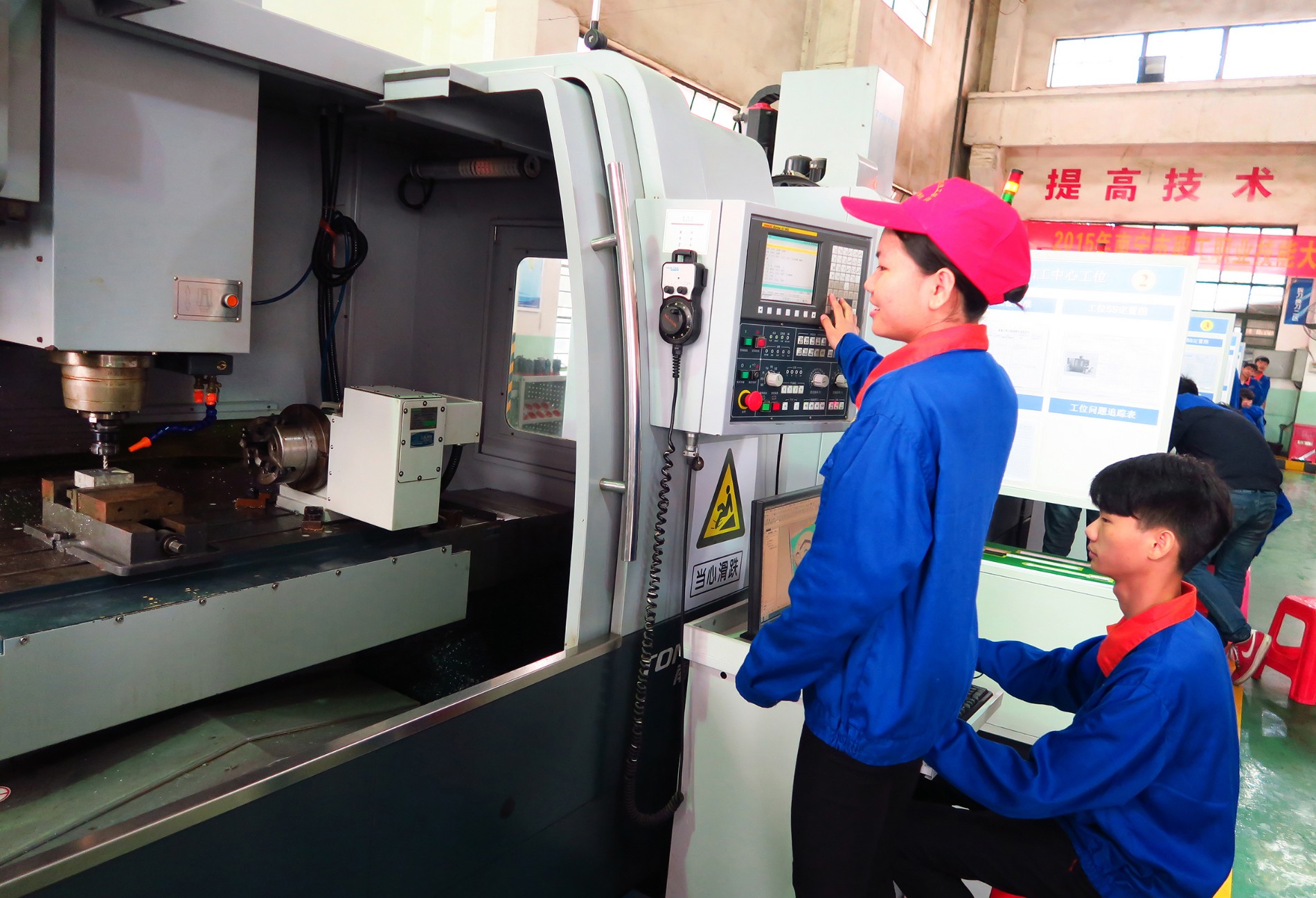 学生进行数控加工实训.JPG 学生进行数控加工实训.JPG