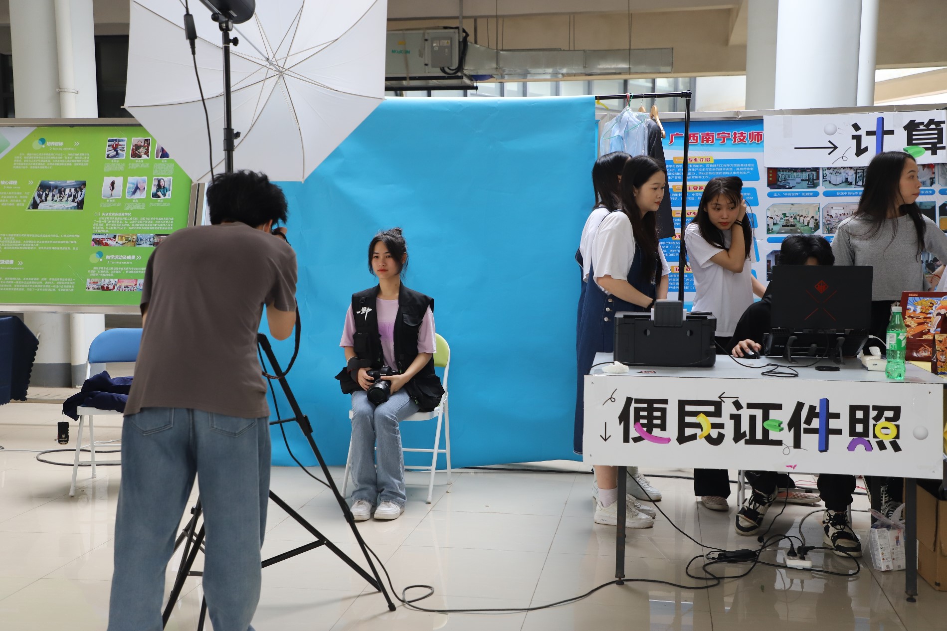 便民证件照拍摄.JPG 便民证件照拍摄.JPG