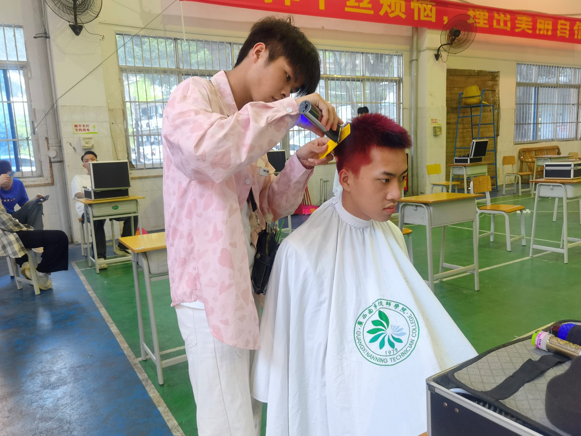 精湛的剪发技艺.jpg 精湛的剪发技艺.jpg