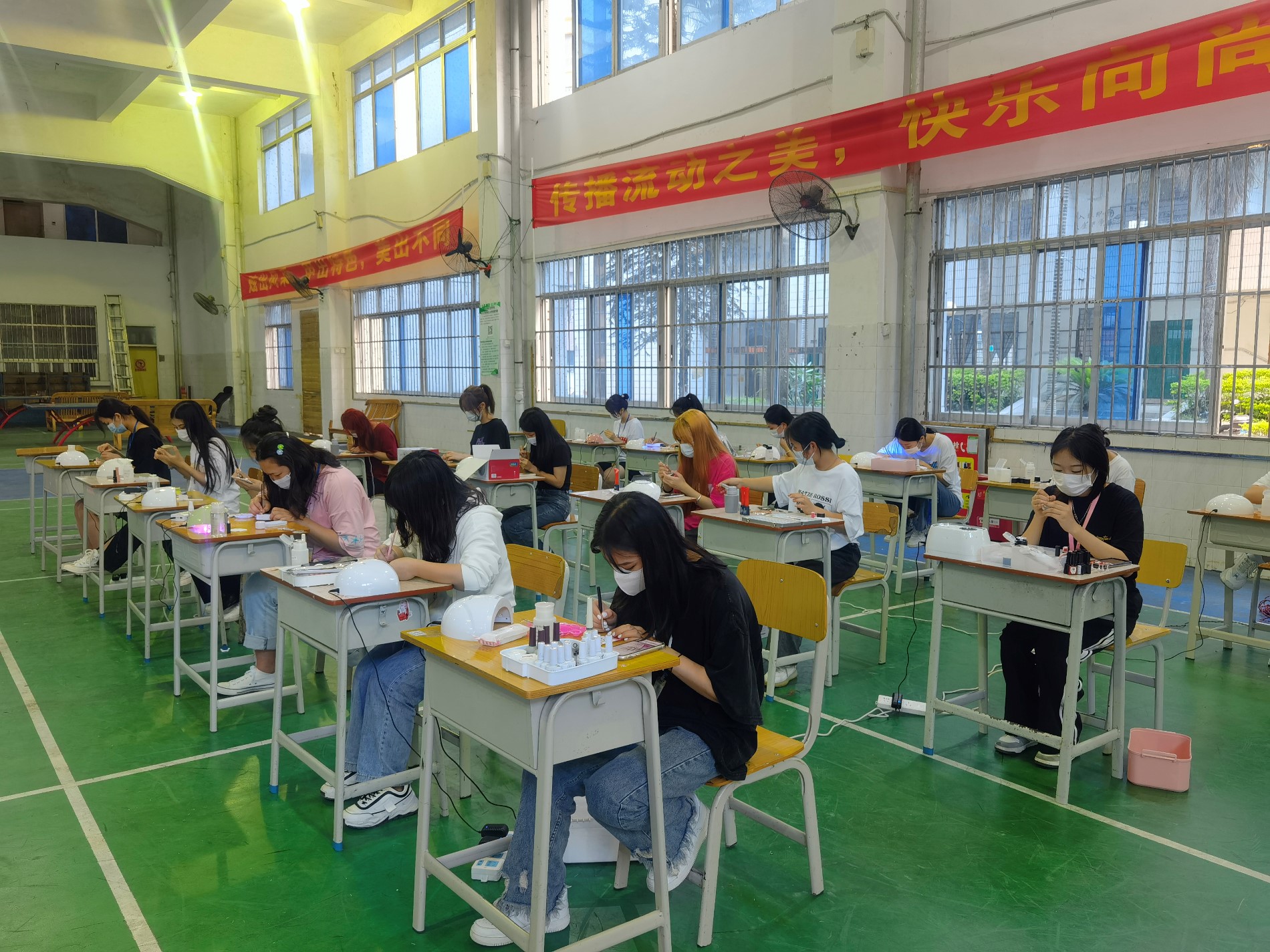 美甲现场.jpg 美甲现场.jpg