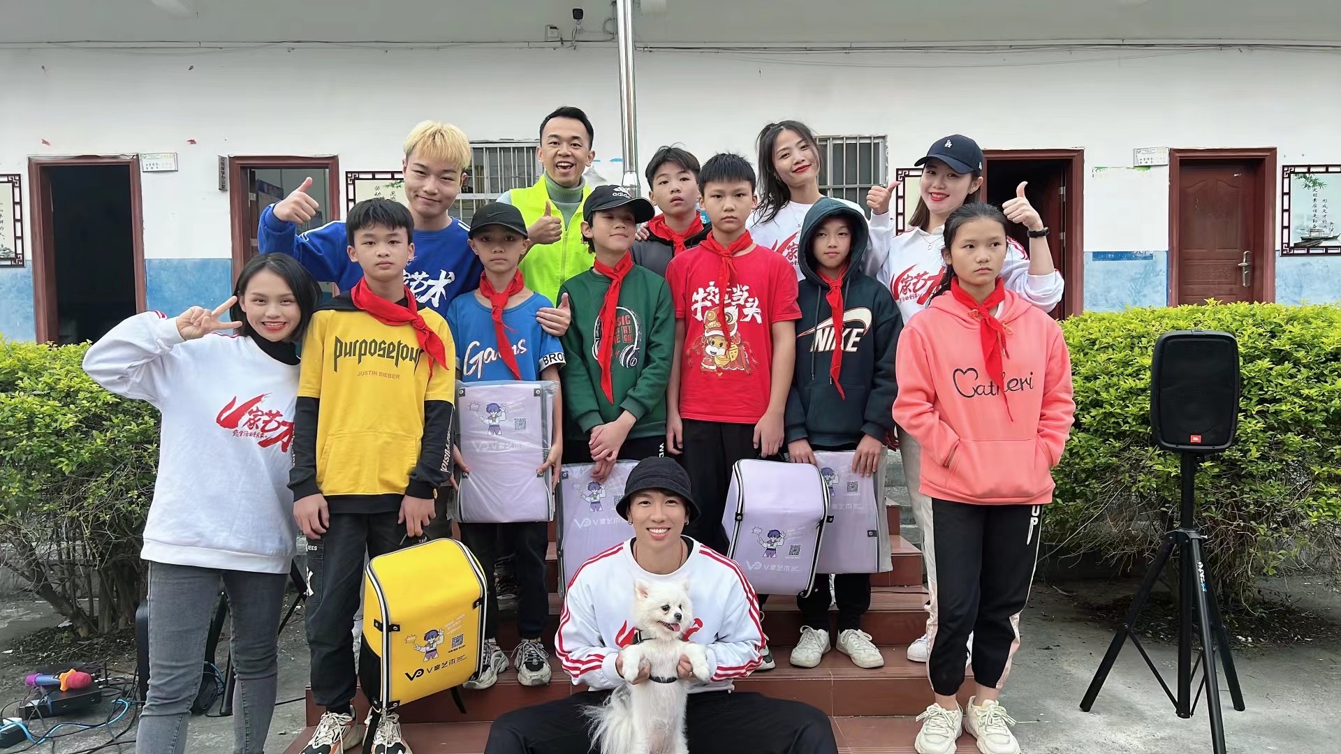 邹福君发动企业给村小学爱心捐赠教学用具.png 邹福君发动企业给村小学爱心捐赠教学用具.png