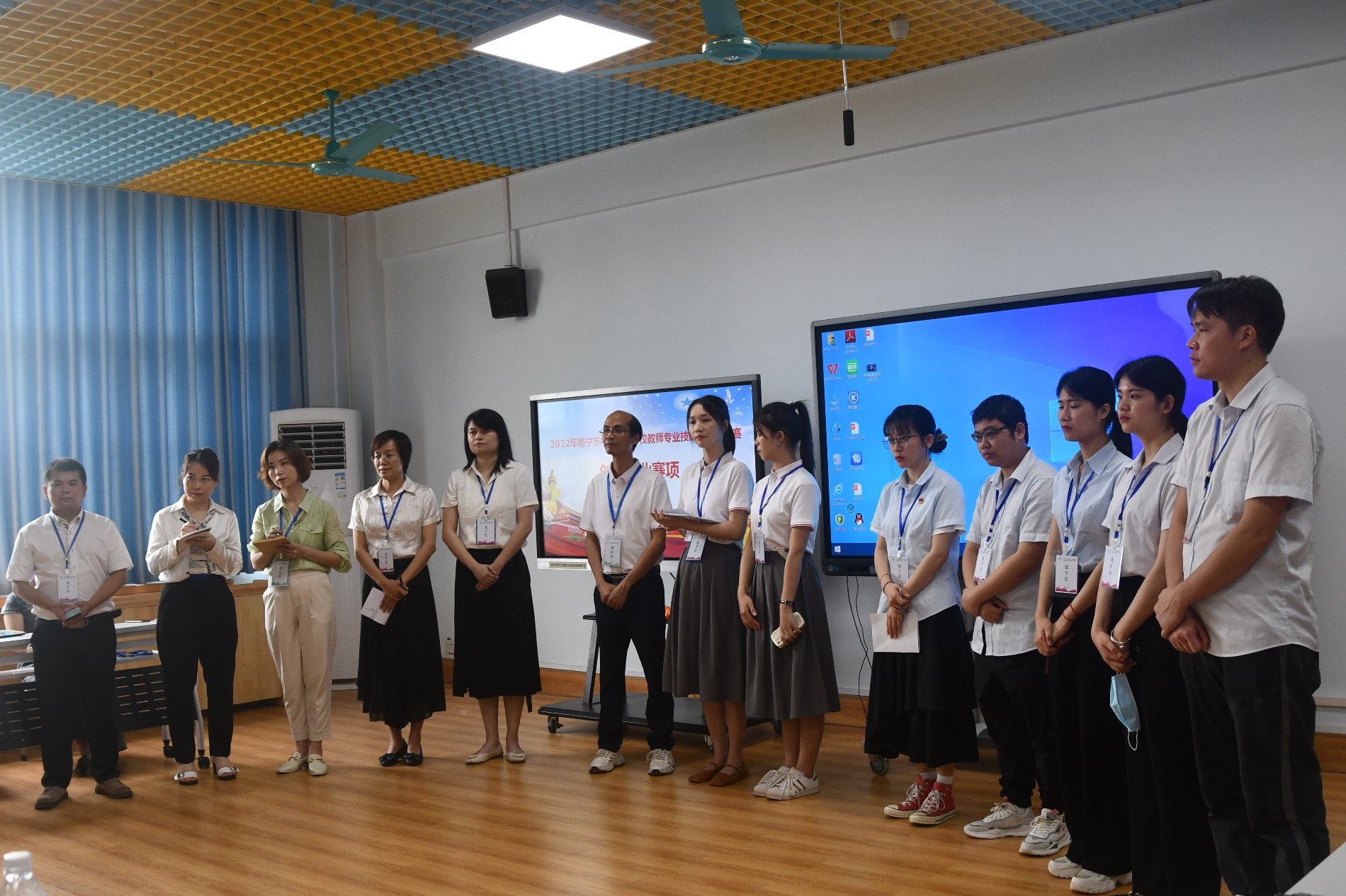 创新创业选手们聆听专家评委的点评.JPG 创新创业选手们聆听专家评委的点评.JPG