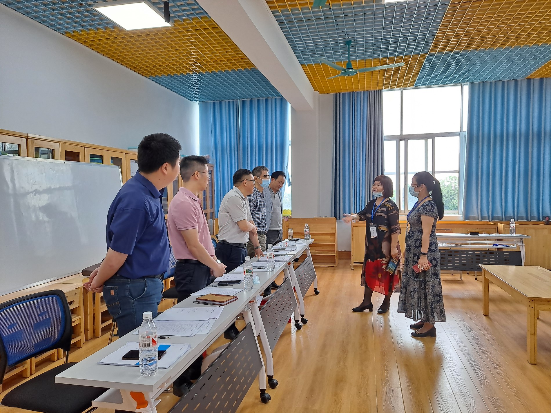 学院领导与评委们进行交流.jpg 学院领导与评委们进行交流.jpg
