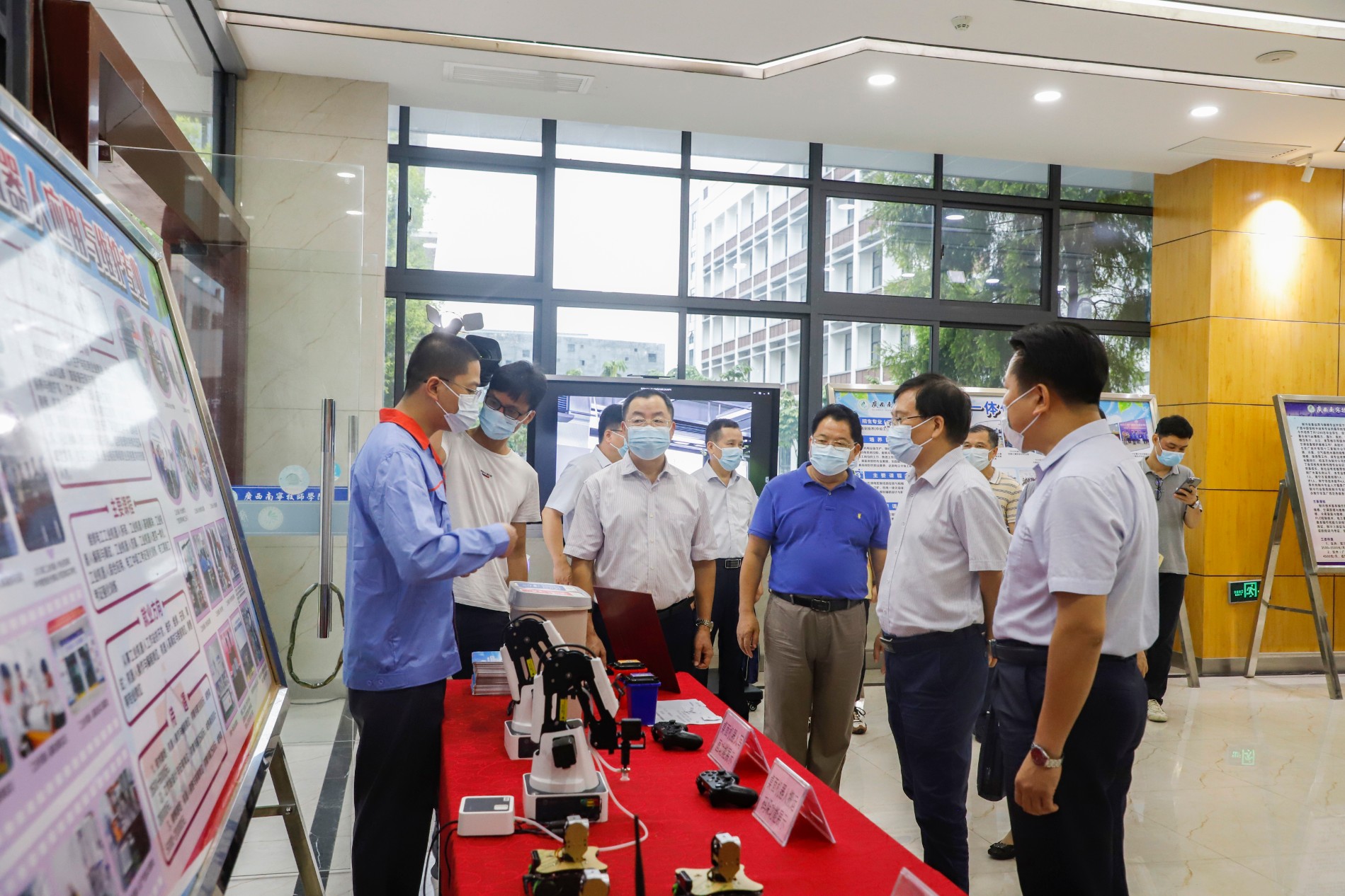 市人大常委会调研组参观机电工程系实训室.JPG