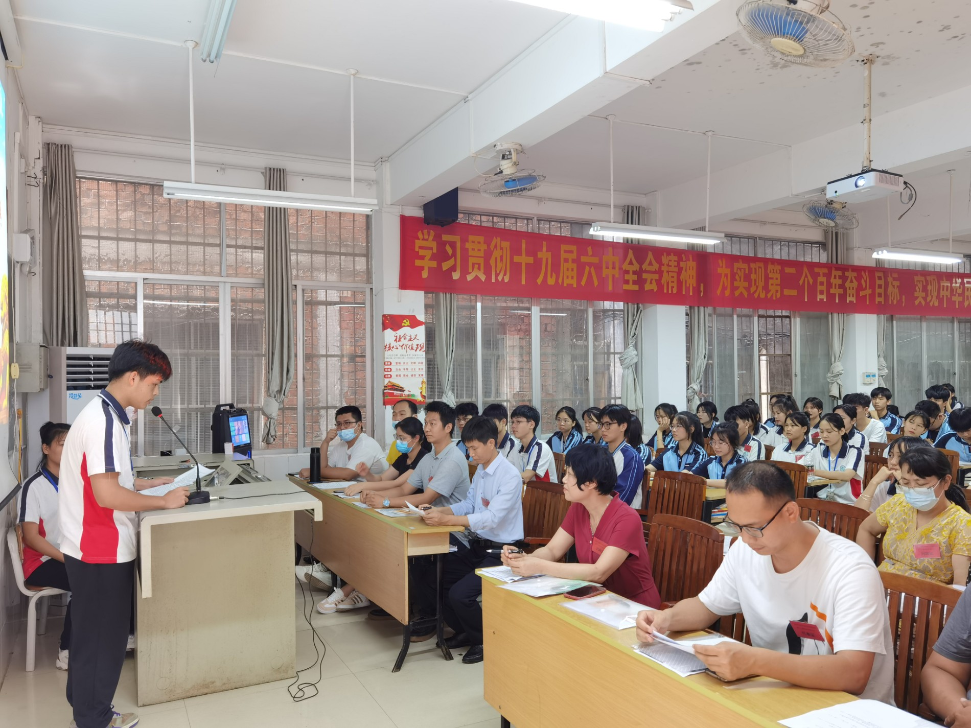 李文博同学做上届学生会工作报告.jpg