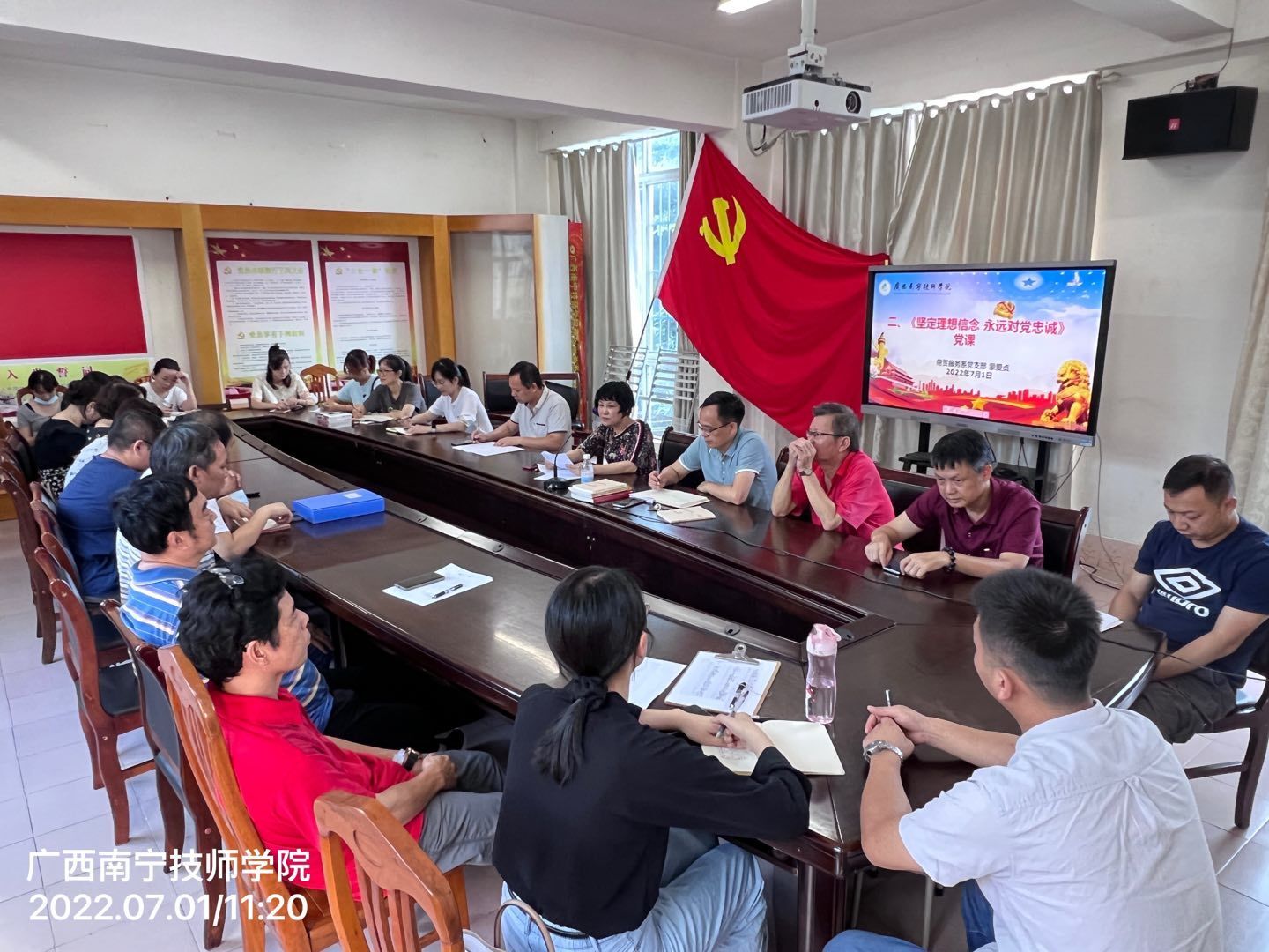 支部书记蒙爱贞上党课.jpg
