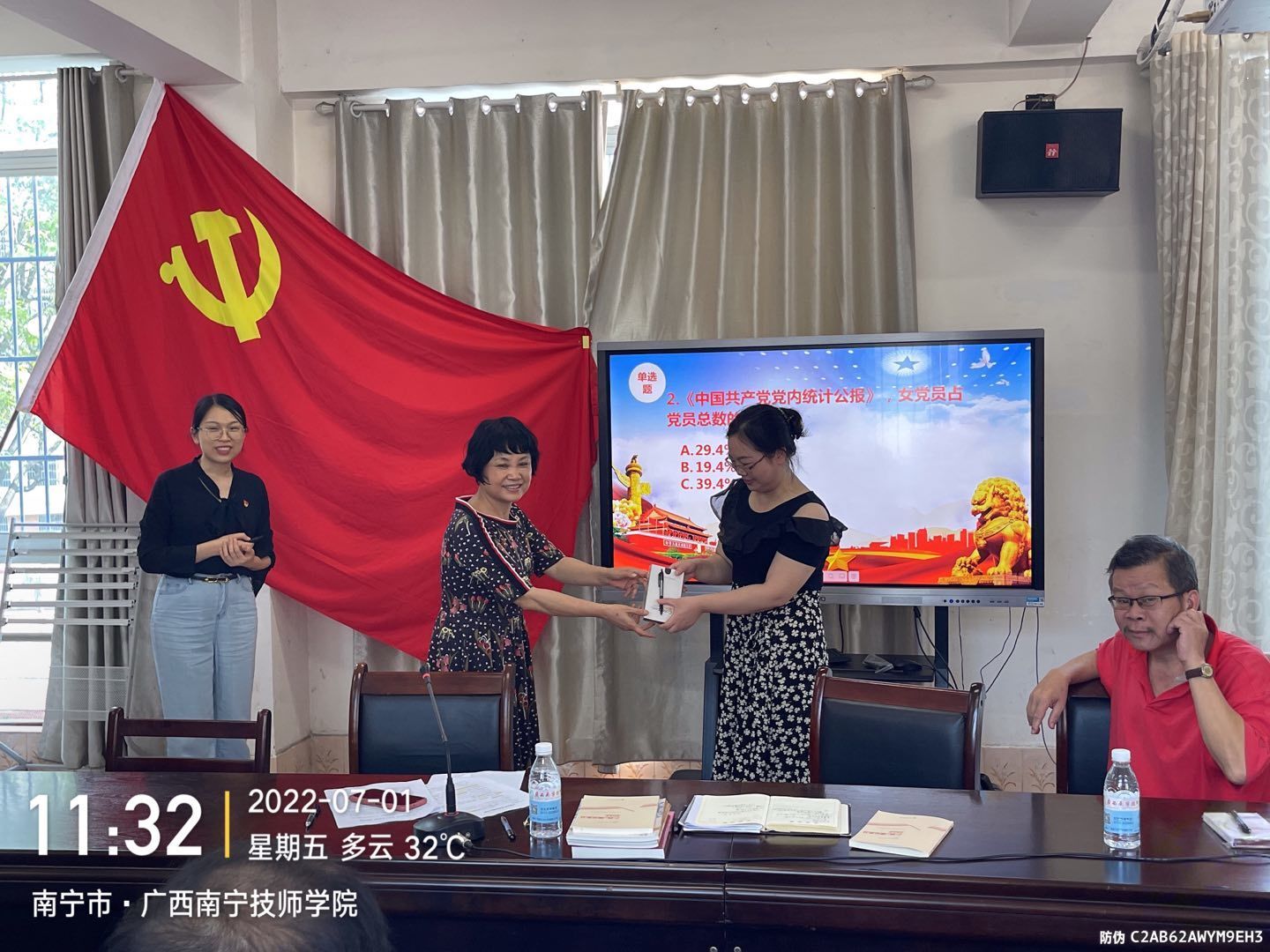 支部书记为答题正确的党员发奖品.jpg