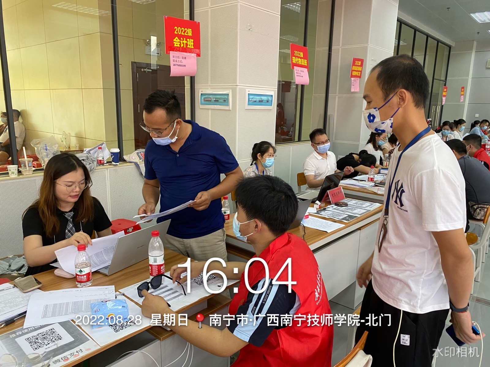 胡光良副主任了解新生报到情况.jpg 胡光良副主任了解新生报到情况.jpg