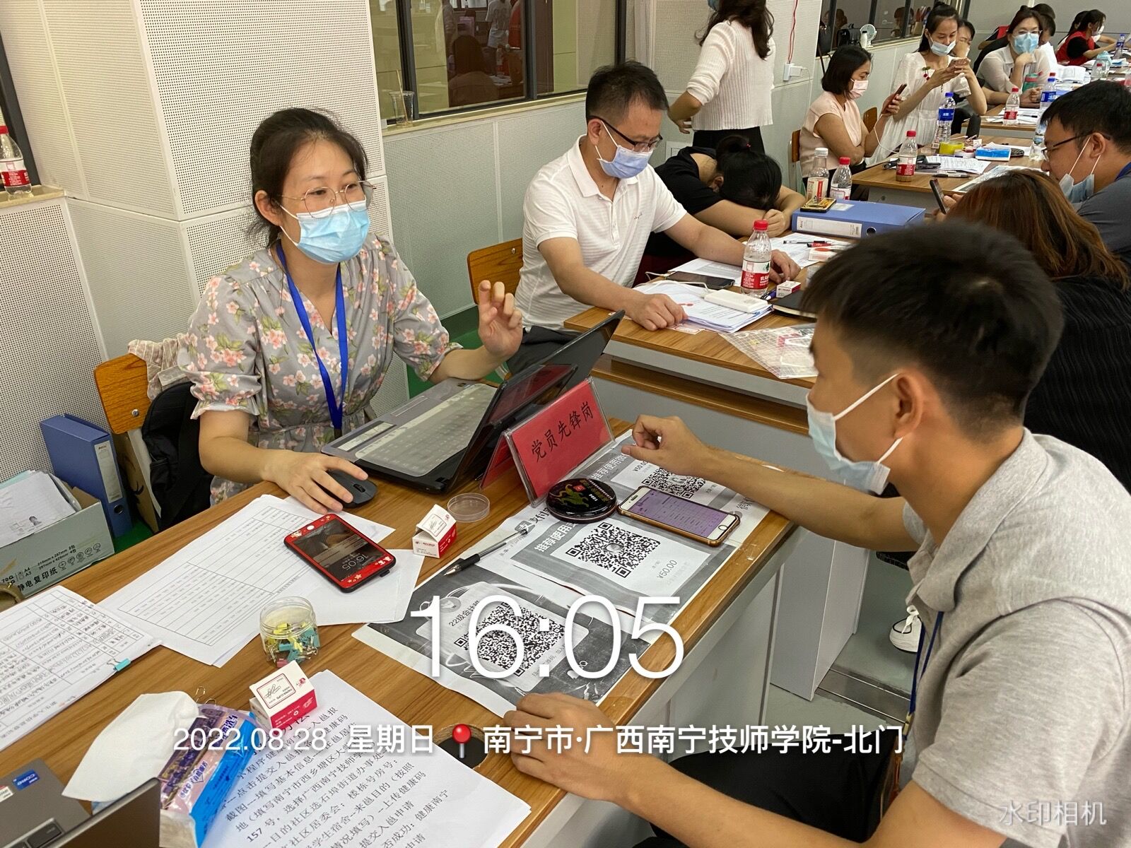 商贸服务系党支部党员热情为师生服务.jpg 商贸服务系党支部党员热情为师生服务.jpg