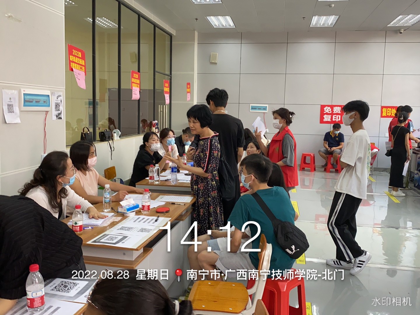 蒙爱贞主任现场布置工作.jpg 蒙爱贞主任现场布置工作.jpg