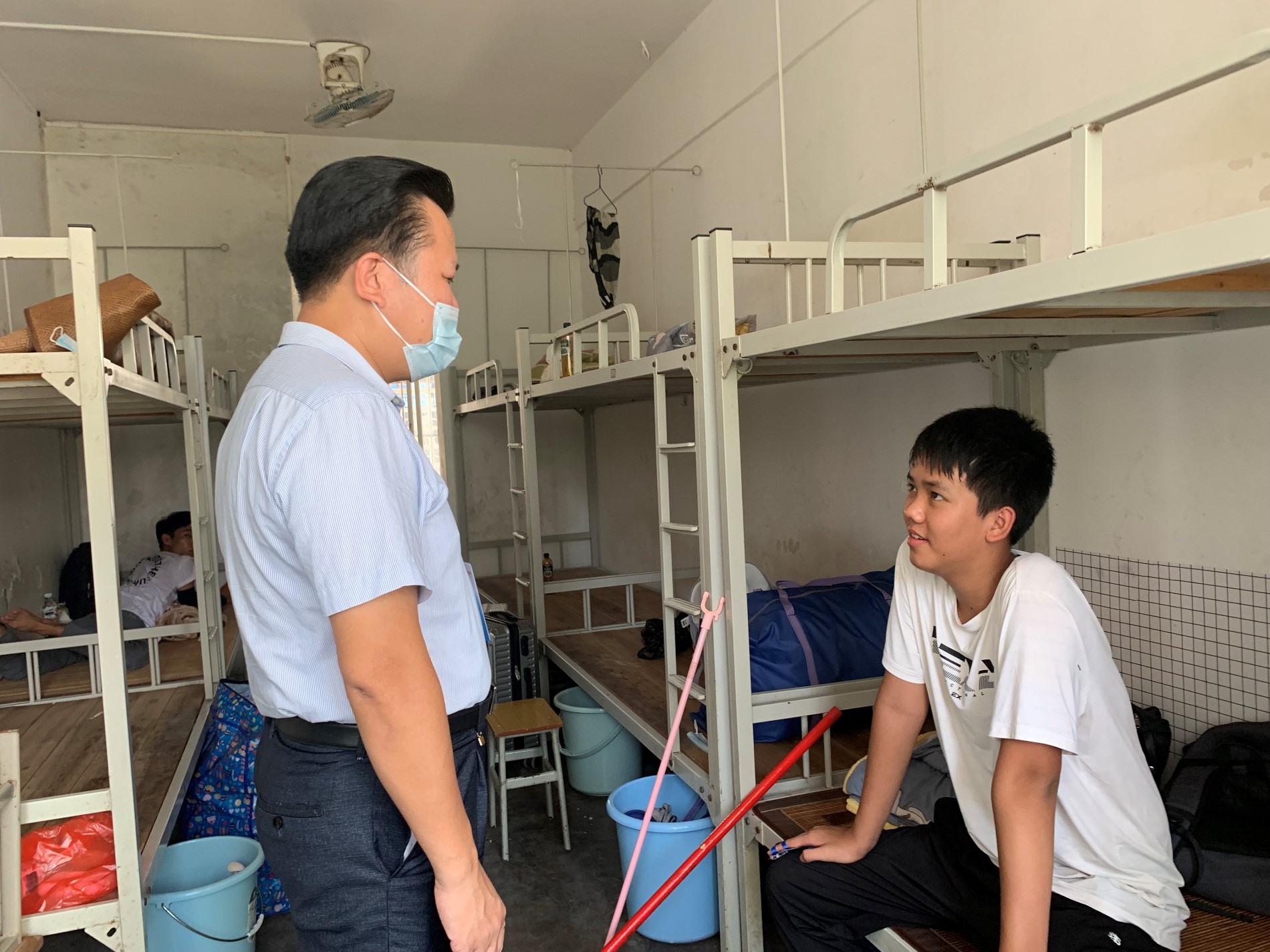 系部主任、书记李建德深入宿舍了解学生思想动态.jpg 系部主任、书记李建德深入宿舍了解学生思想动态.jpg