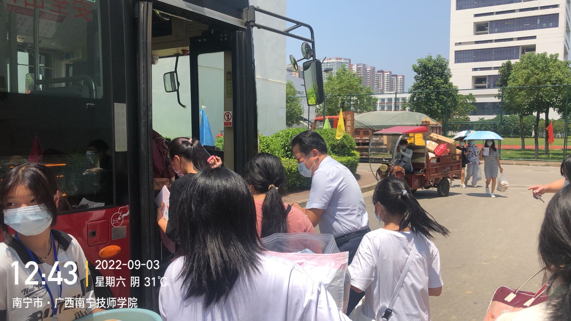 新生们有序上车2.jpg 新生们有序上车2.jpg