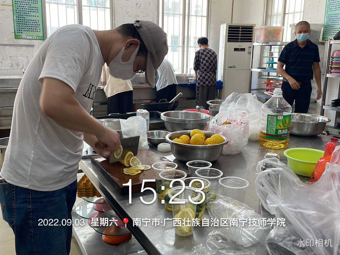烹饪专业师生们正在民族校区紧锣密鼓地为2022级新生准备着糕点、饮品6.jpg 烹饪专业师生们正在民族校区紧锣密鼓地为2022级新生准备着糕点、饮品6.jpg