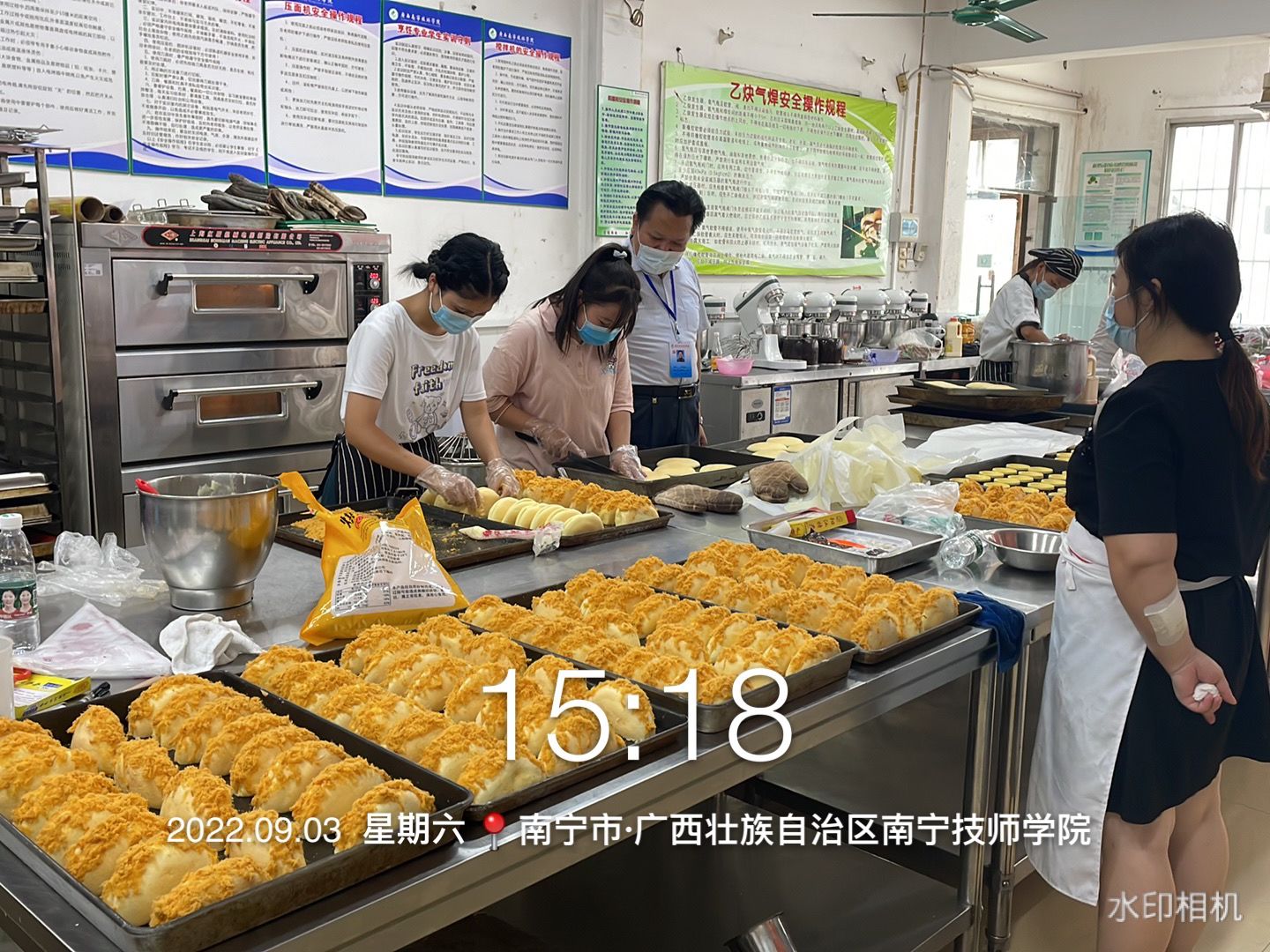 烹饪专业师生们正在民族校区紧锣密鼓地为2022级新生准备着糕点、饮品1.jpg 烹饪专业师生们正在民族校区紧锣密鼓地为2022级新生准备着糕点、饮品1.jpg