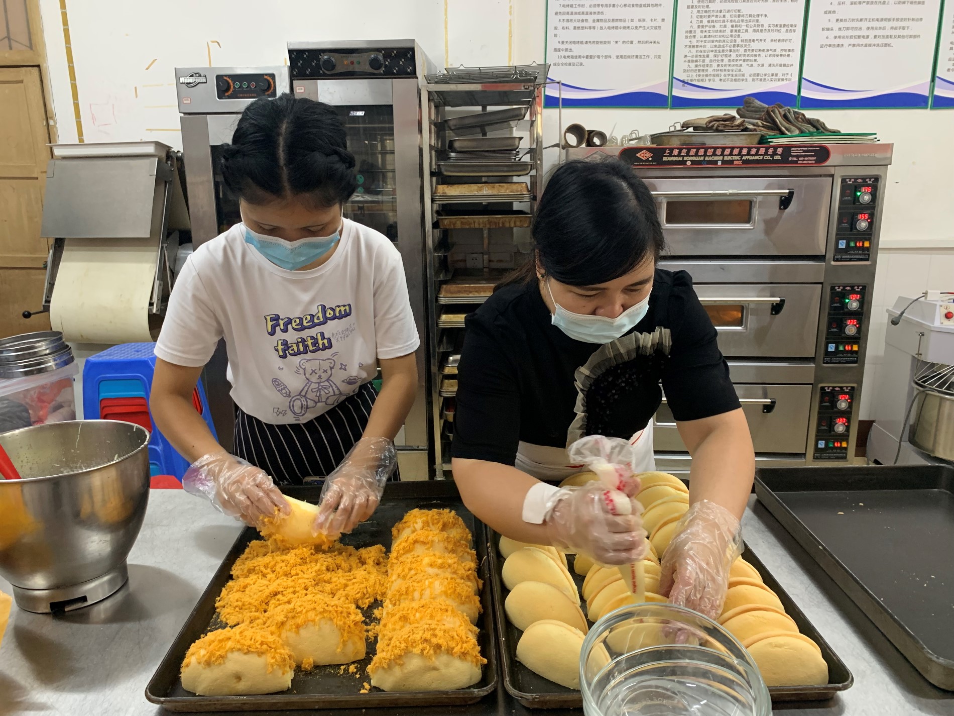 烹饪专业师生们正在民族校区紧锣密鼓地为2022级新生准备着糕点、饮品2.jpg 烹饪专业师生们正在民族校区紧锣密鼓地为2022级新生准备着糕点、饮品2.jpg