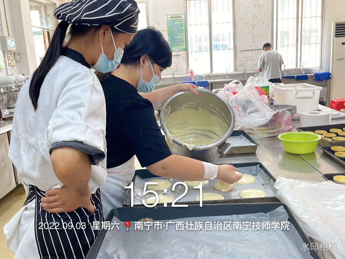 烹饪专业师生们正在民族校区紧锣密鼓地为2022级新生准备着糕点、饮品3.jpg 烹饪专业师生们正在民族校区紧锣密鼓地为2022级新生准备着糕点、饮品3.jpg
