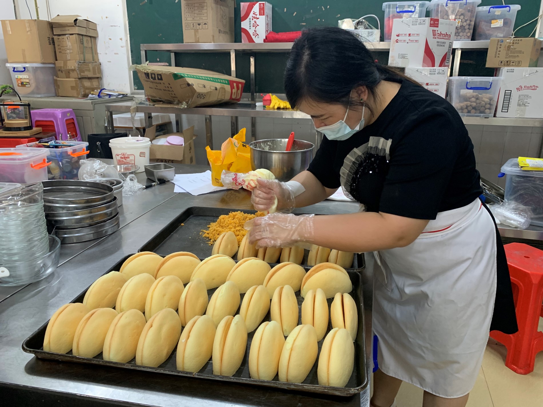 烹饪专业师生们正在民族校区紧锣密鼓地为2022级新生准备着糕点、饮品4.jpg 烹饪专业师生们正在民族校区紧锣密鼓地为2022级新生准备着糕点、饮品4.jpg