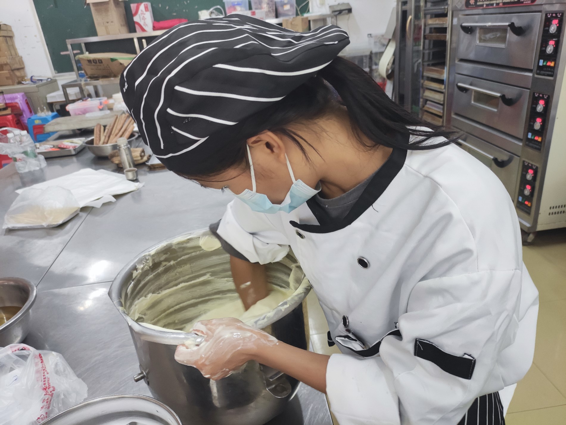烹饪专业师生们正在民族校区紧锣密鼓地为2022级新生准备着糕点、饮品5.jpg 烹饪专业师生们正在民族校区紧锣密鼓地为2022级新生准备着糕点、饮品5.jpg