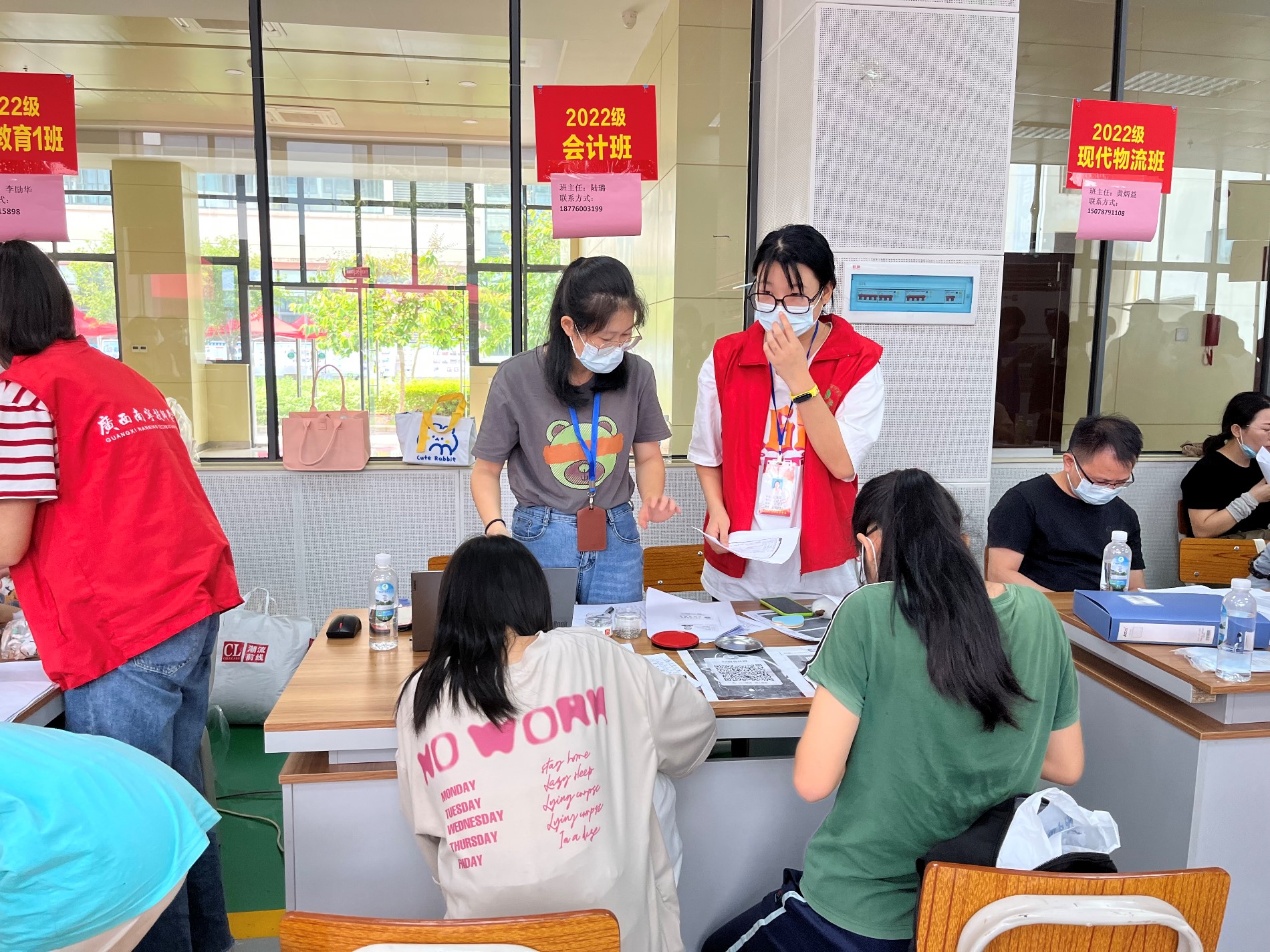 党员教师为新生提供注册服务.JPG