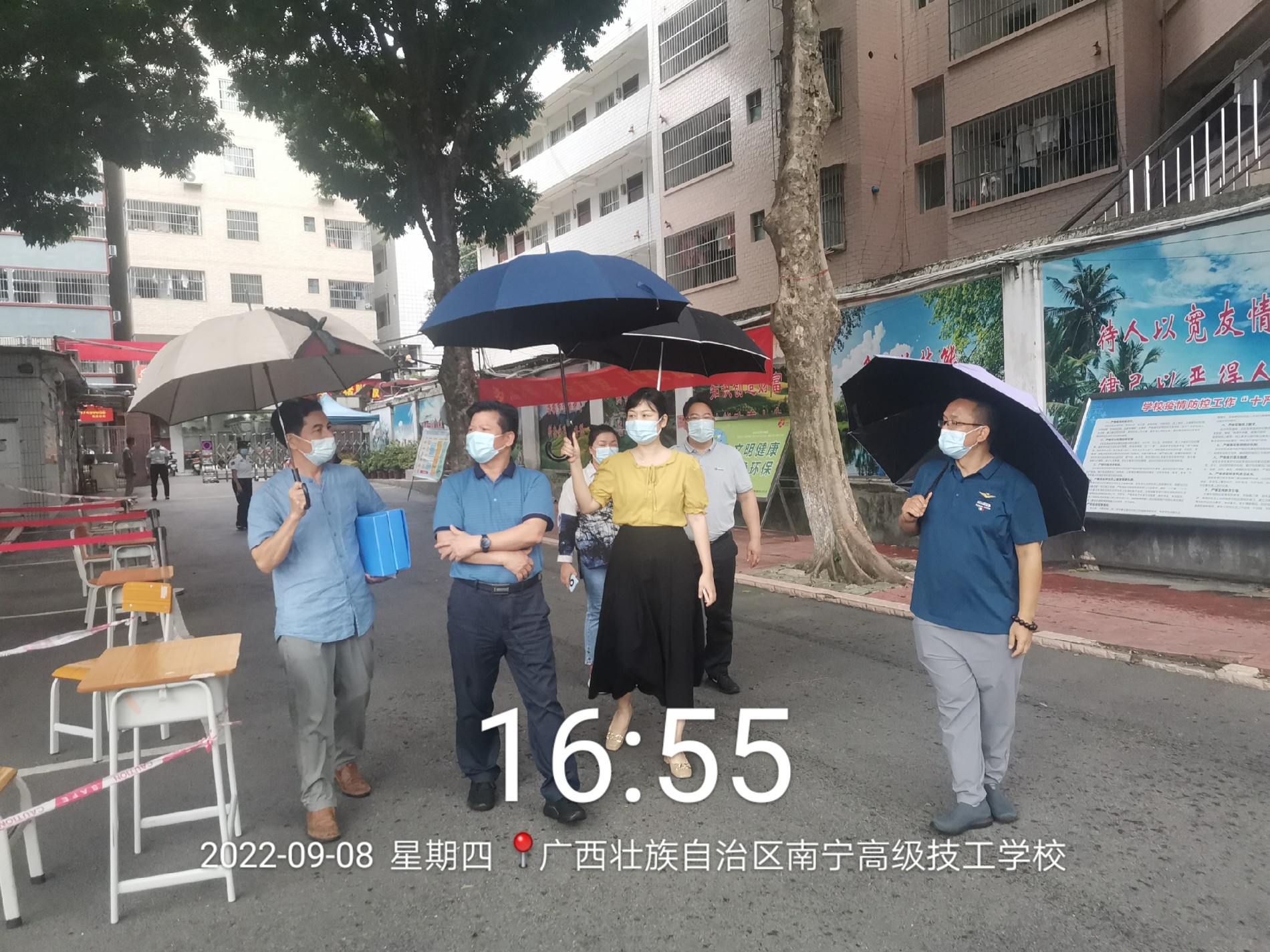 西乡塘区政协领导检查财经校区公共区域.jpg