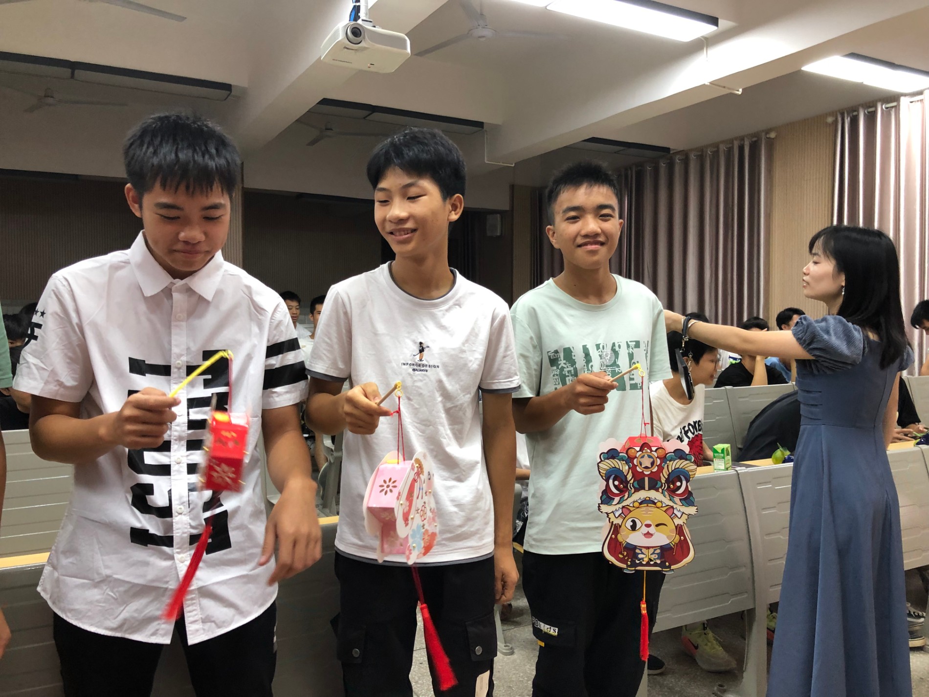 学生展示中秋花灯.jpg