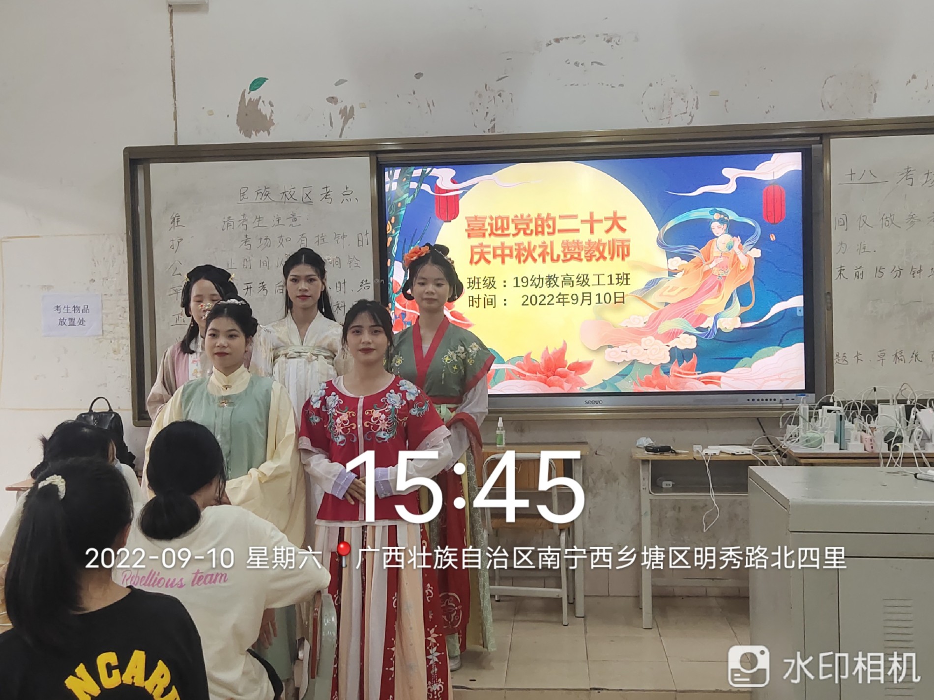 学生汉服庆中秋.jpg 学生汉服庆中秋.jpg