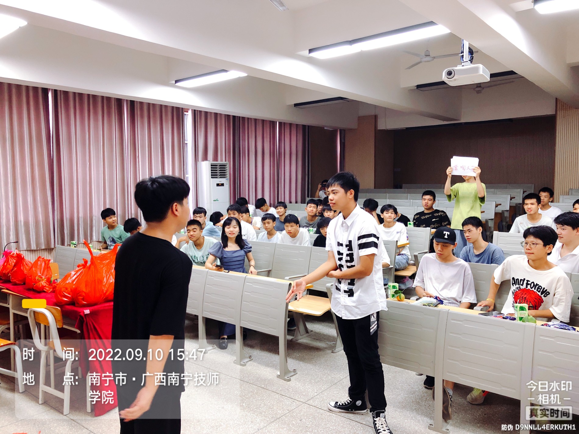 学生玩你画我猜游戏.jpg 学生玩你画我猜游戏.jpg