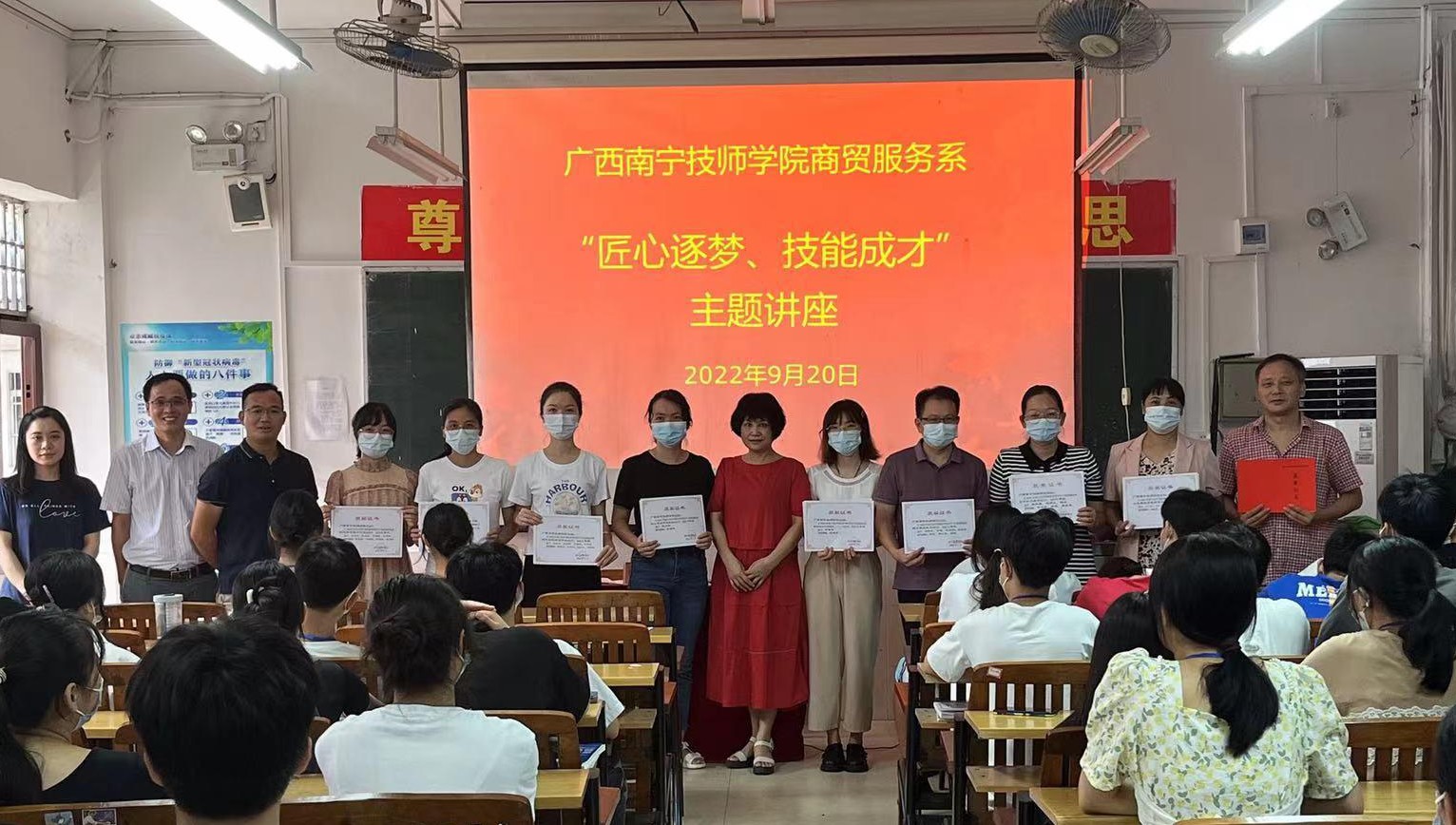 系部领导和指导老师合影.jpg