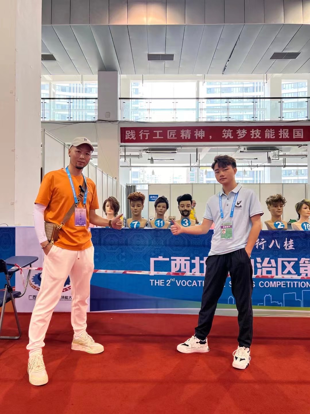 杨浩斌同学与指导老师张玳珠合影.jpg 杨浩斌同学与指导老师张玳珠合影.jpg