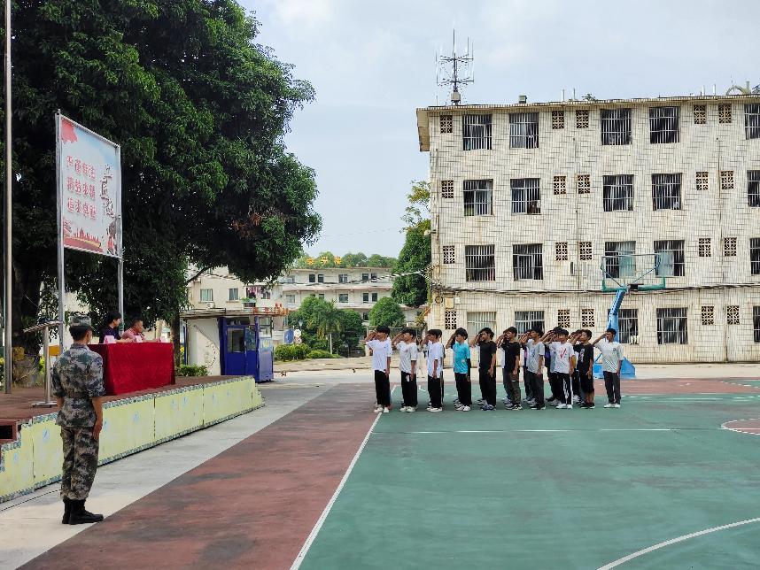 学生在向领导们敬礼.jpg