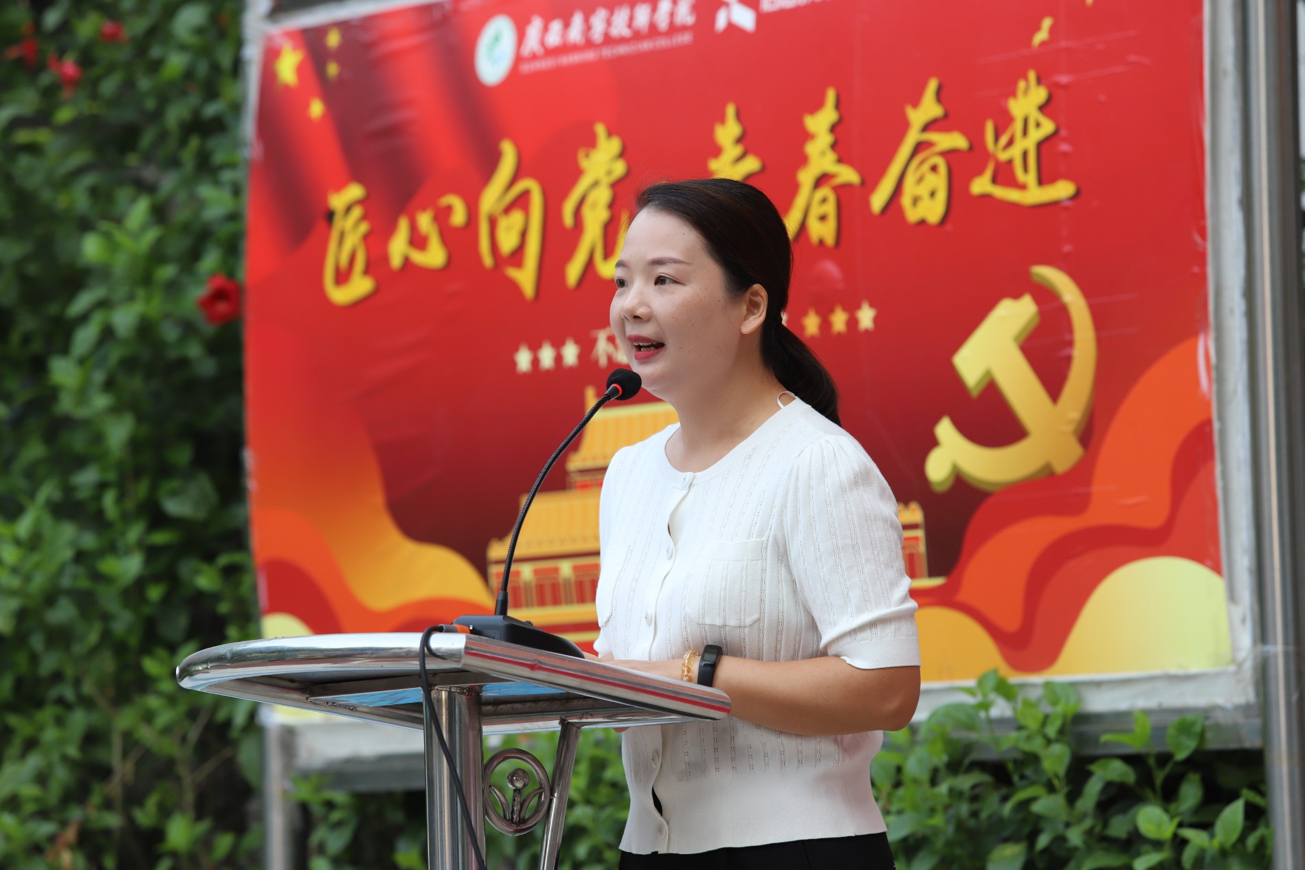 罗燕梅代表老师发言.JPG 罗燕梅代表老师发言.JPG