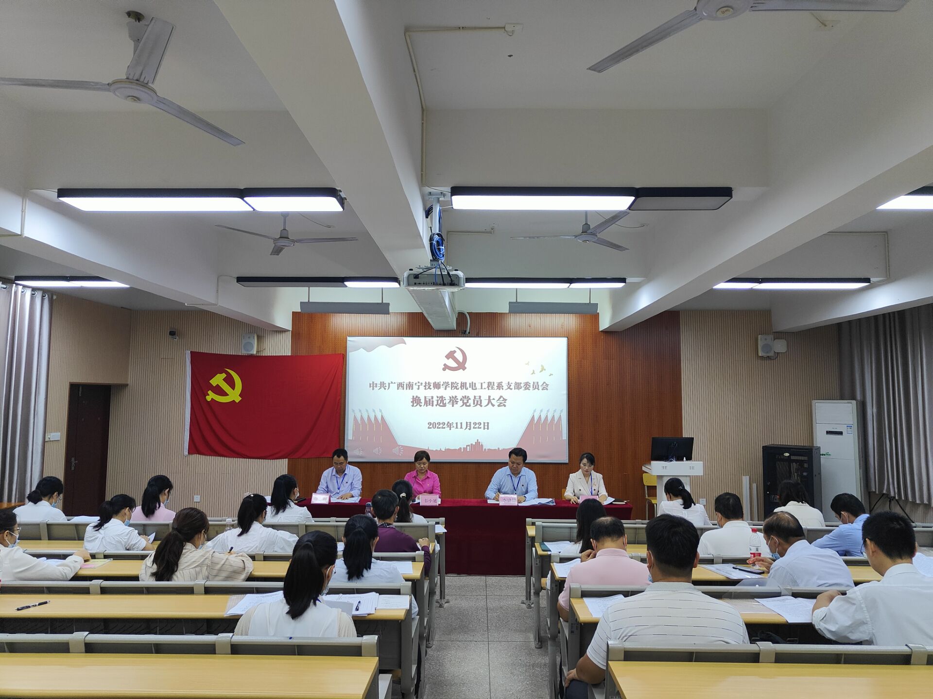 学院党委委员、副院长韦小延代表学院党委对新一届当选的党支部委员提出希望.jpg 学院党委委员、副院长韦小延代表学院党委对新一届当选的党支部委员提出希望.jpg
