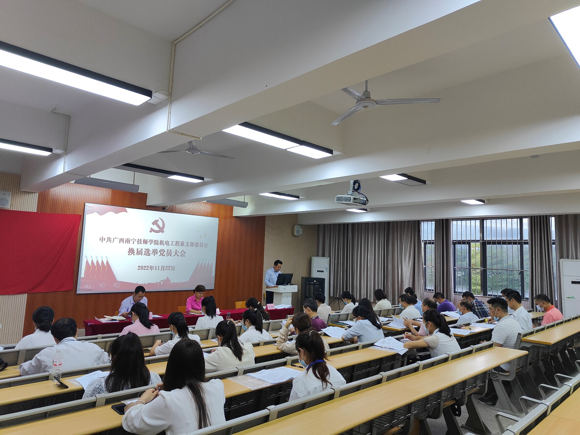 上届党支部书记李建德代表上届支部委员会向大会作工作报告.jpg 上届党支部书记李建德代表上届支部委员会向大会作工作报告.jpg