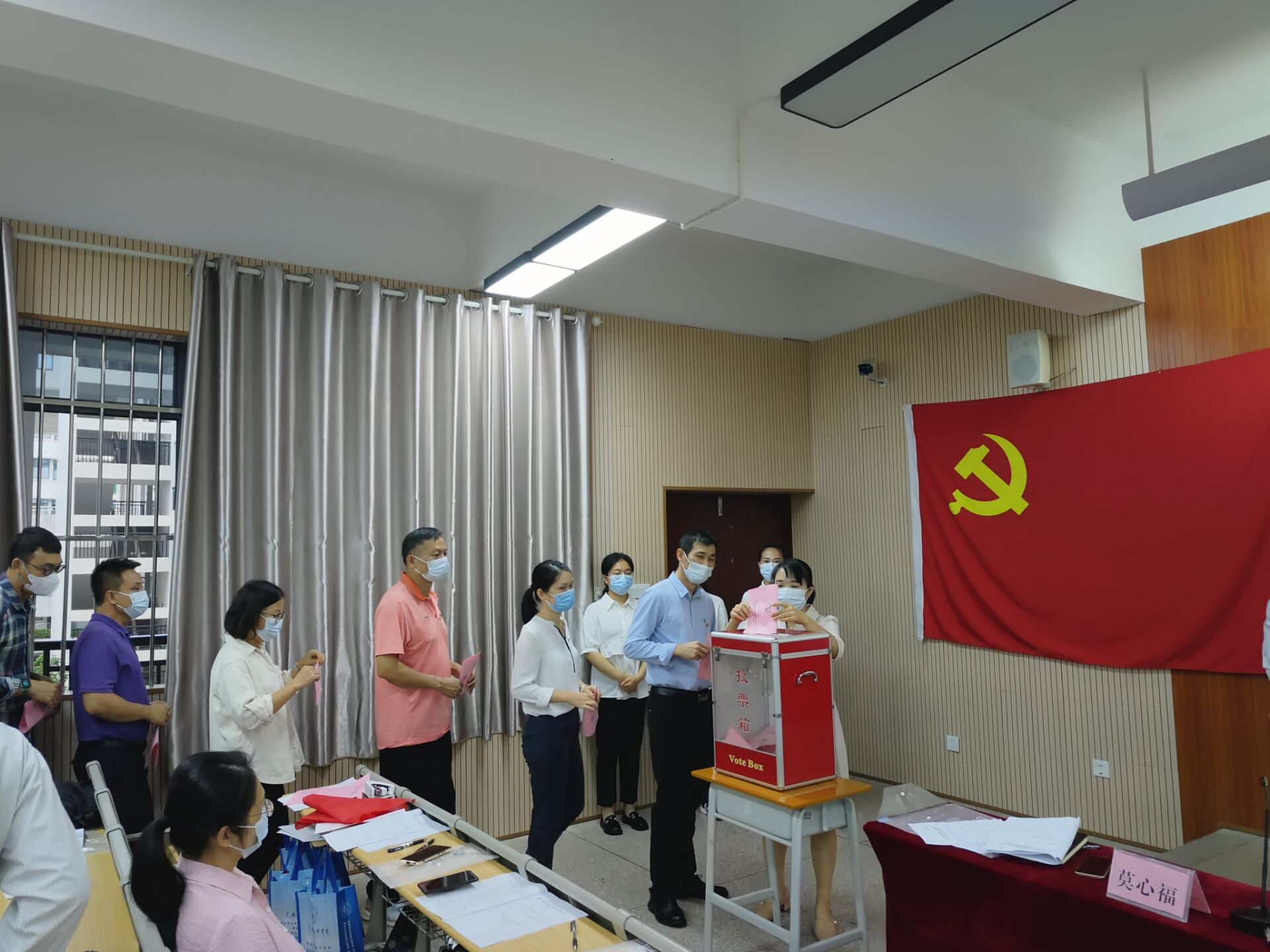 各位党员认真行使党员权力.jpg 各位党员认真行使党员权力.jpg
