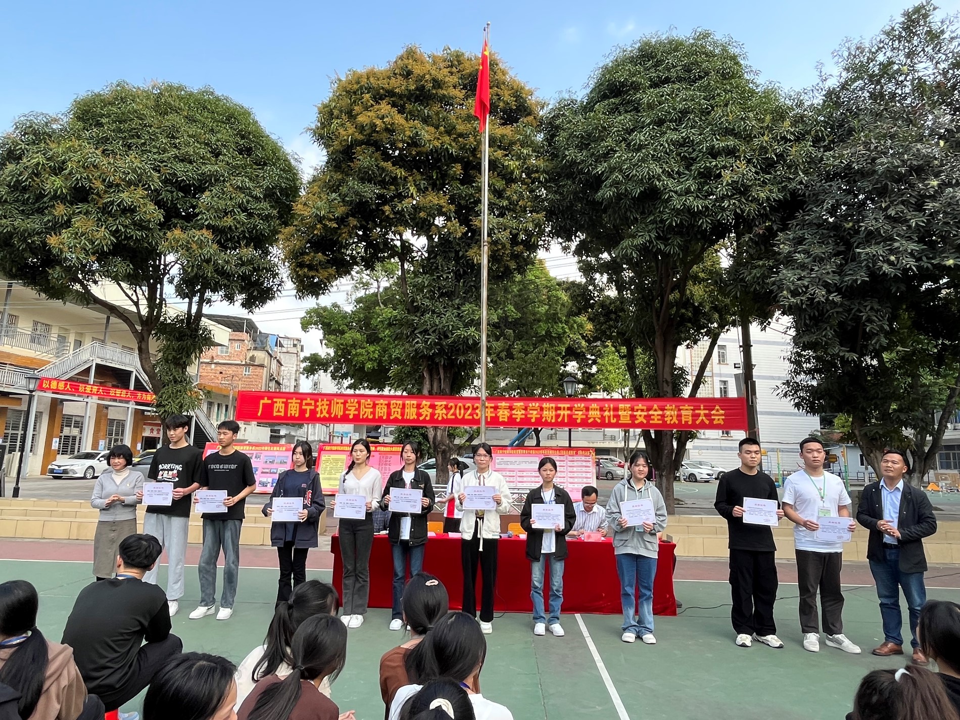 商贸服务系主任蒙爱贞、副主任胡光良为学生颁发奖状.JPG 商贸服务系主任蒙爱贞、副主任胡光良为学生颁发奖状.JPG