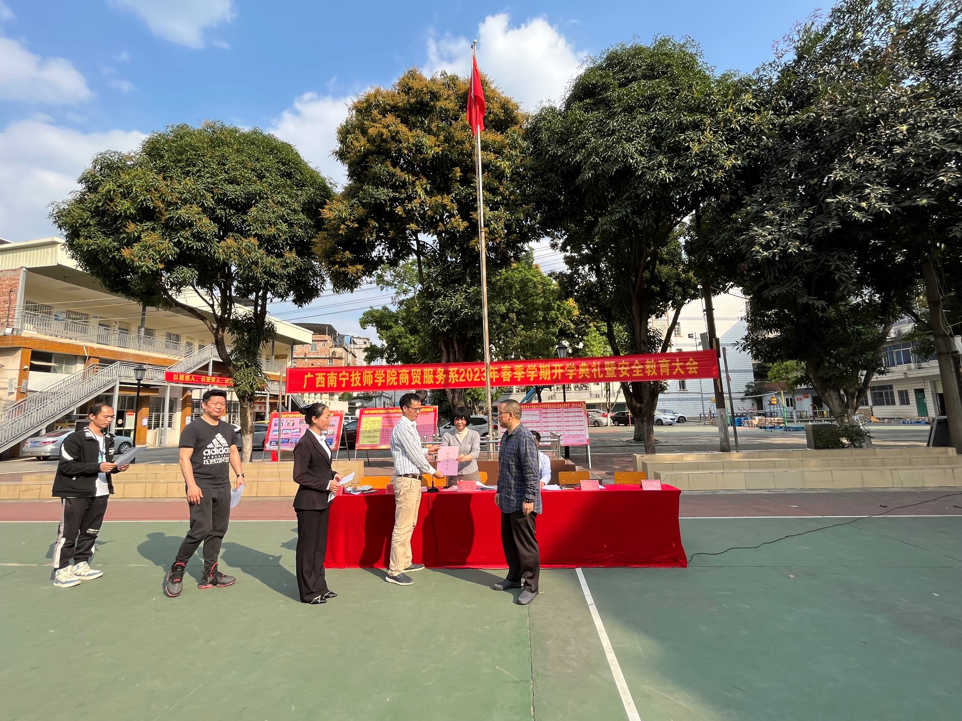 商贸服务系各工作组向蒙爱贞主任递交安全责任书.JPG 商贸服务系各工作组向蒙爱贞主任递交安全责任书.JPG