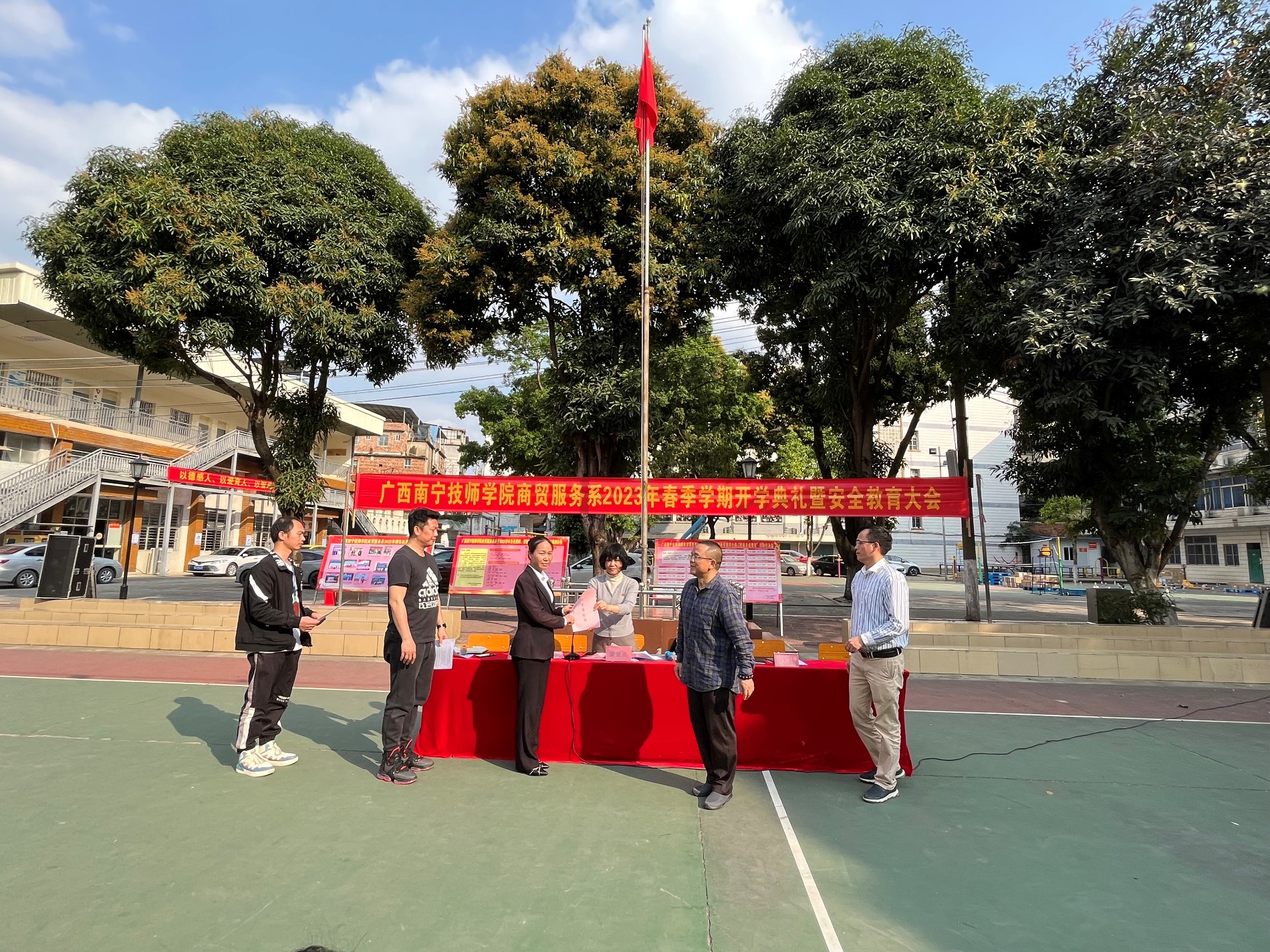 商贸服务系食堂负责人向蒙爱贞主任递交安全责任书.JPG 商贸服务系食堂负责人向蒙爱贞主任递交安全责任书.JPG