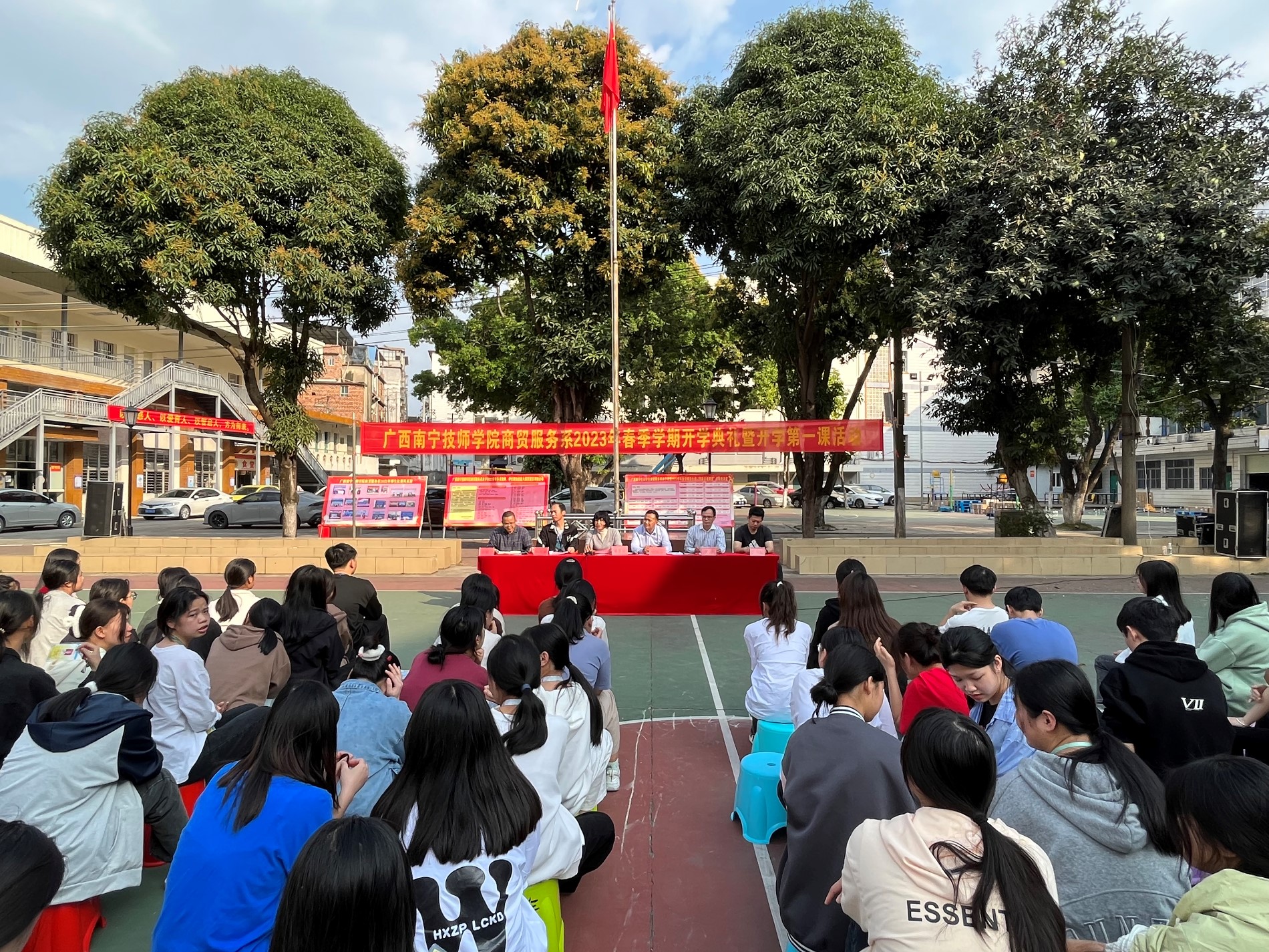 商贸服务系系部中层出席了开学典礼.JPG 商贸服务系系部中层出席了开学典礼.JPG