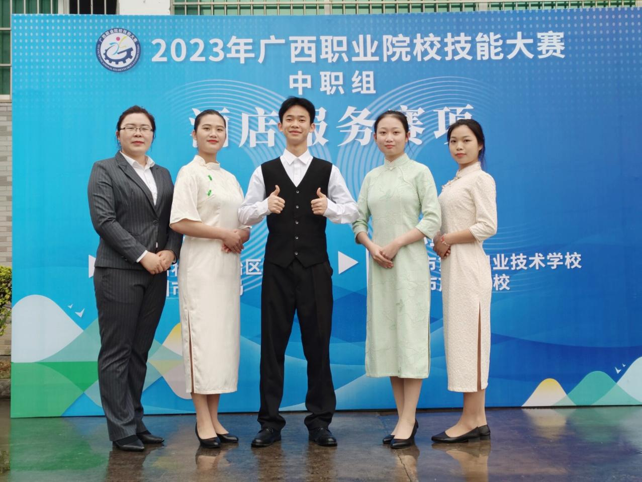 劳春霞、黄玉秀;李亦嘉、谭福万同学获得“酒店服务赛项”两个三等奖.png 劳春霞、黄玉秀;李亦嘉、谭福万同学获得“酒店服务赛项”两个三等奖.png