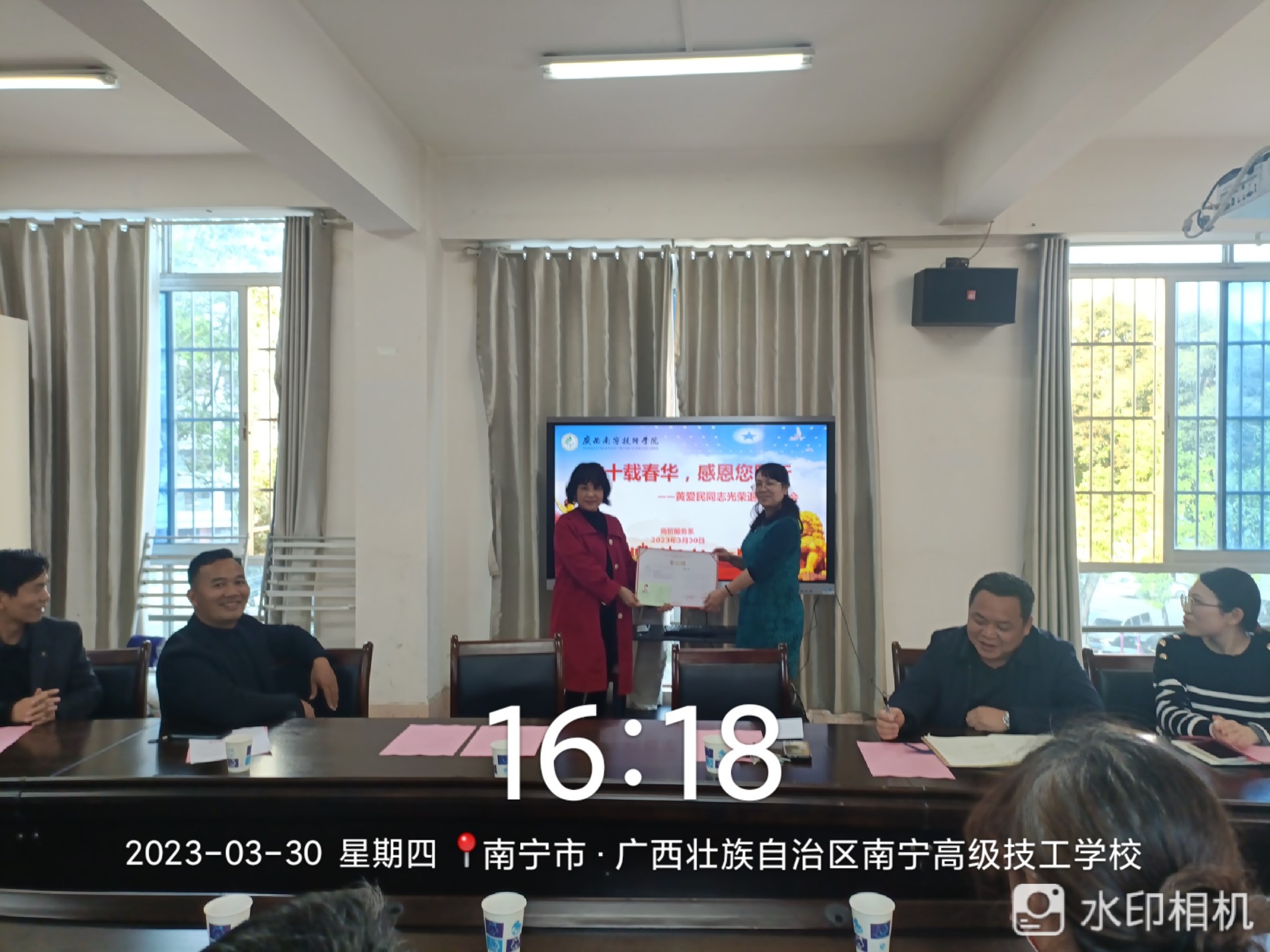 系主任蒙爱贞为黄爱民老师颁发荣退证和退休证.jpg 系主任蒙爱贞为黄爱民老师颁发荣退证和退休证.jpg