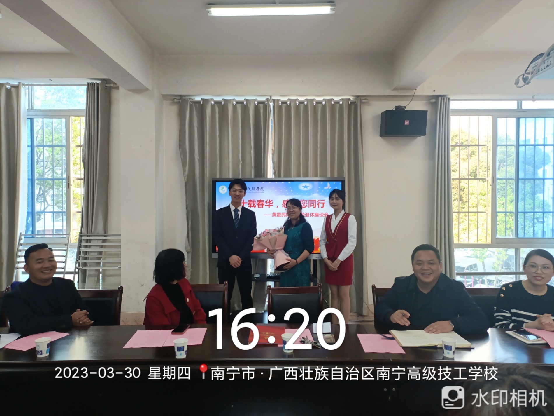 学生代表为黄爱民老师献花.jpg 学生代表为黄爱民老师献花.jpg