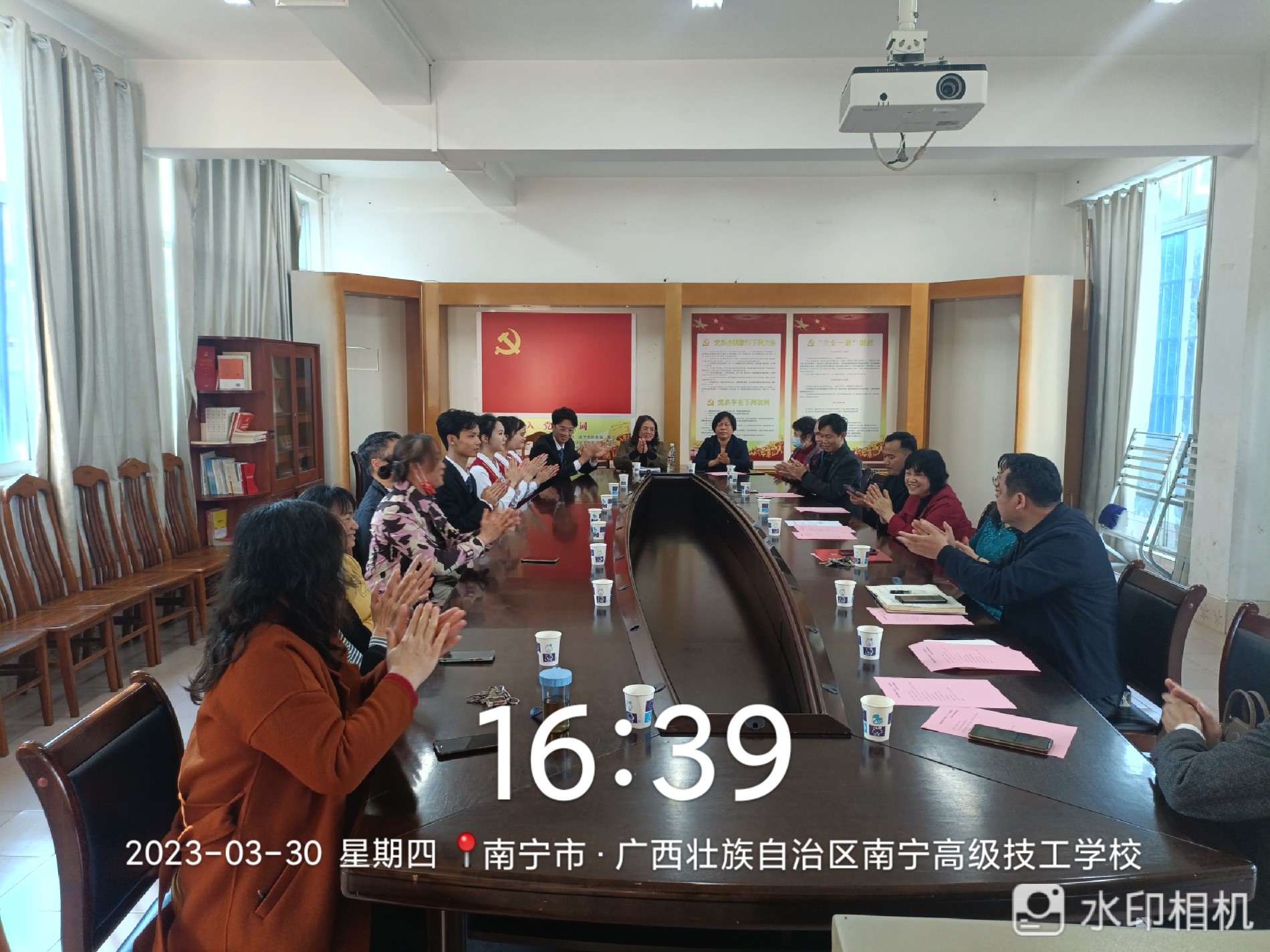 座谈会现场气氛热烈.jpg 座谈会现场气氛热烈.jpg