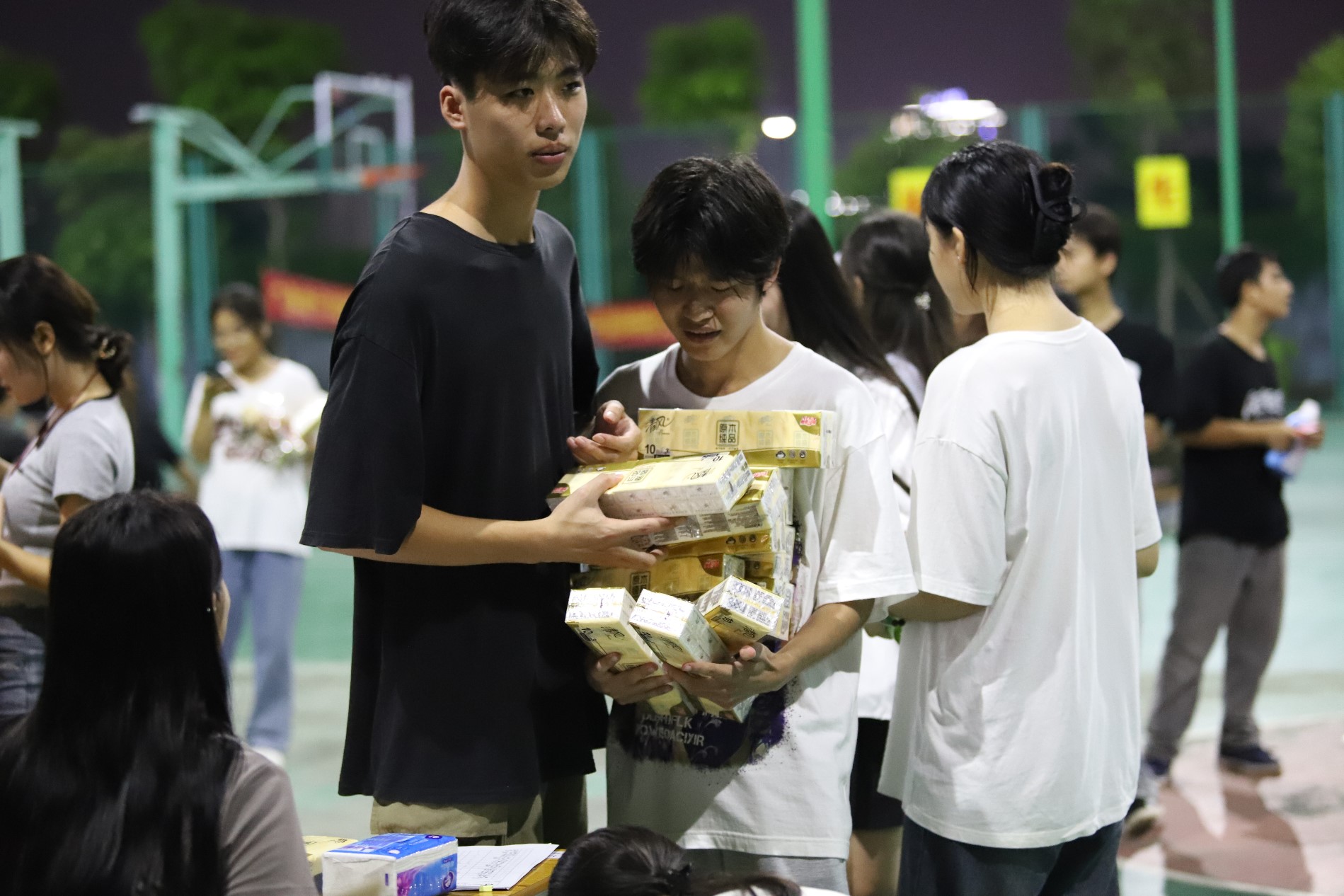 发放奖品.JPG 发放奖品.JPG