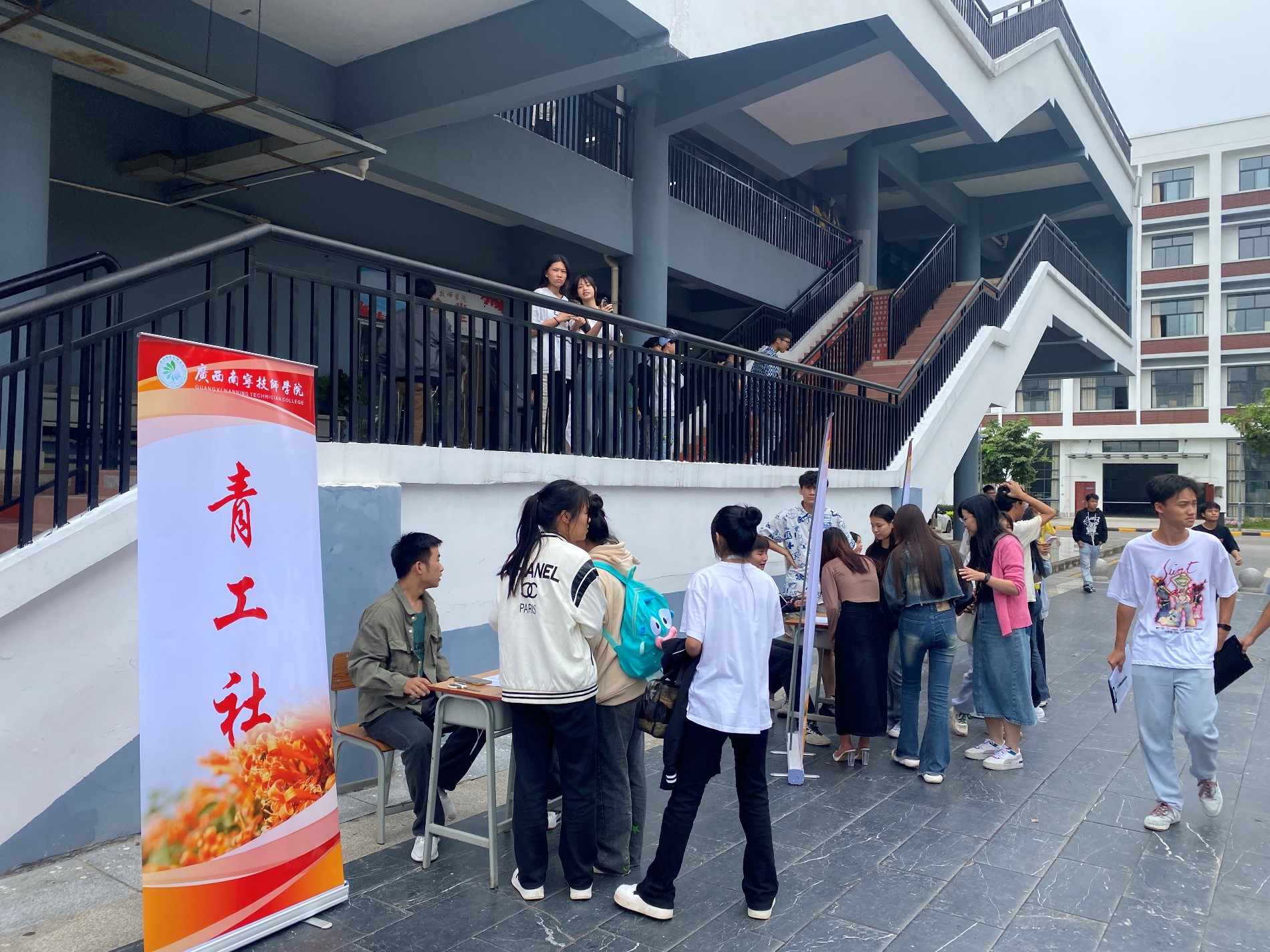 各类社团招新现场.JPG 各类社团招新现场.JPG