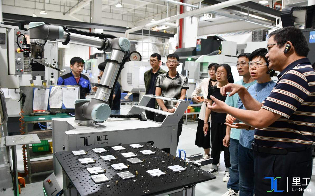 广西南宁技师学院考察团一行参观广州里工实业有限公司生产车间.png