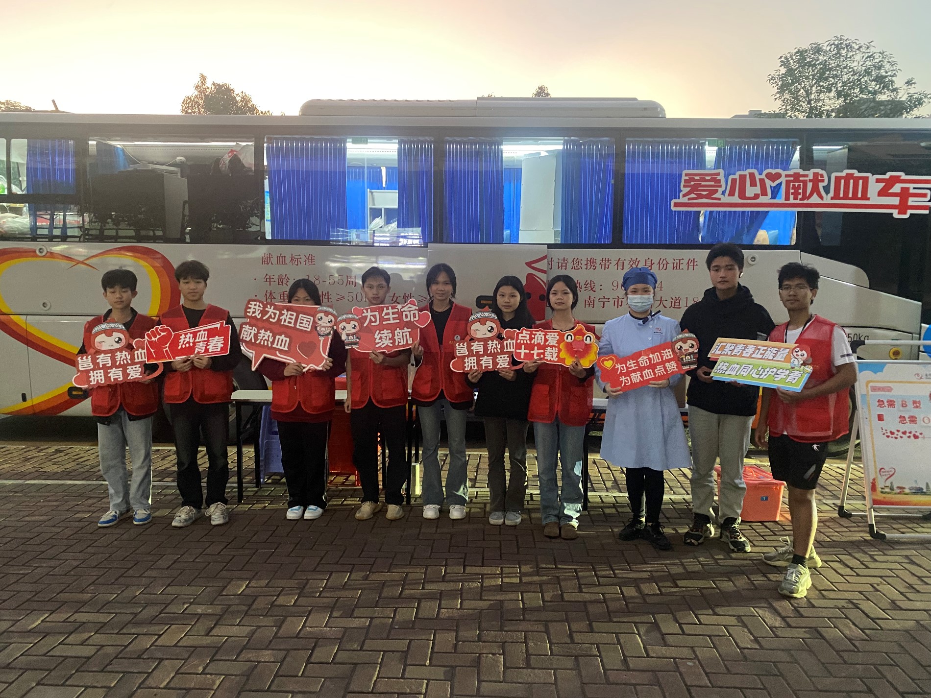 学院志愿者与医护人员合影.JPG