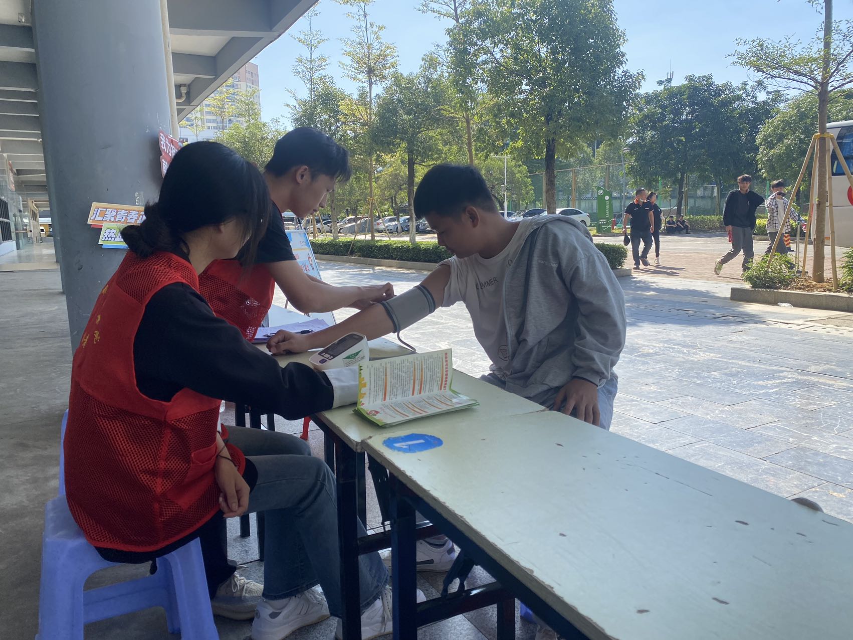 学院志愿者为师生提供帮助.JPG